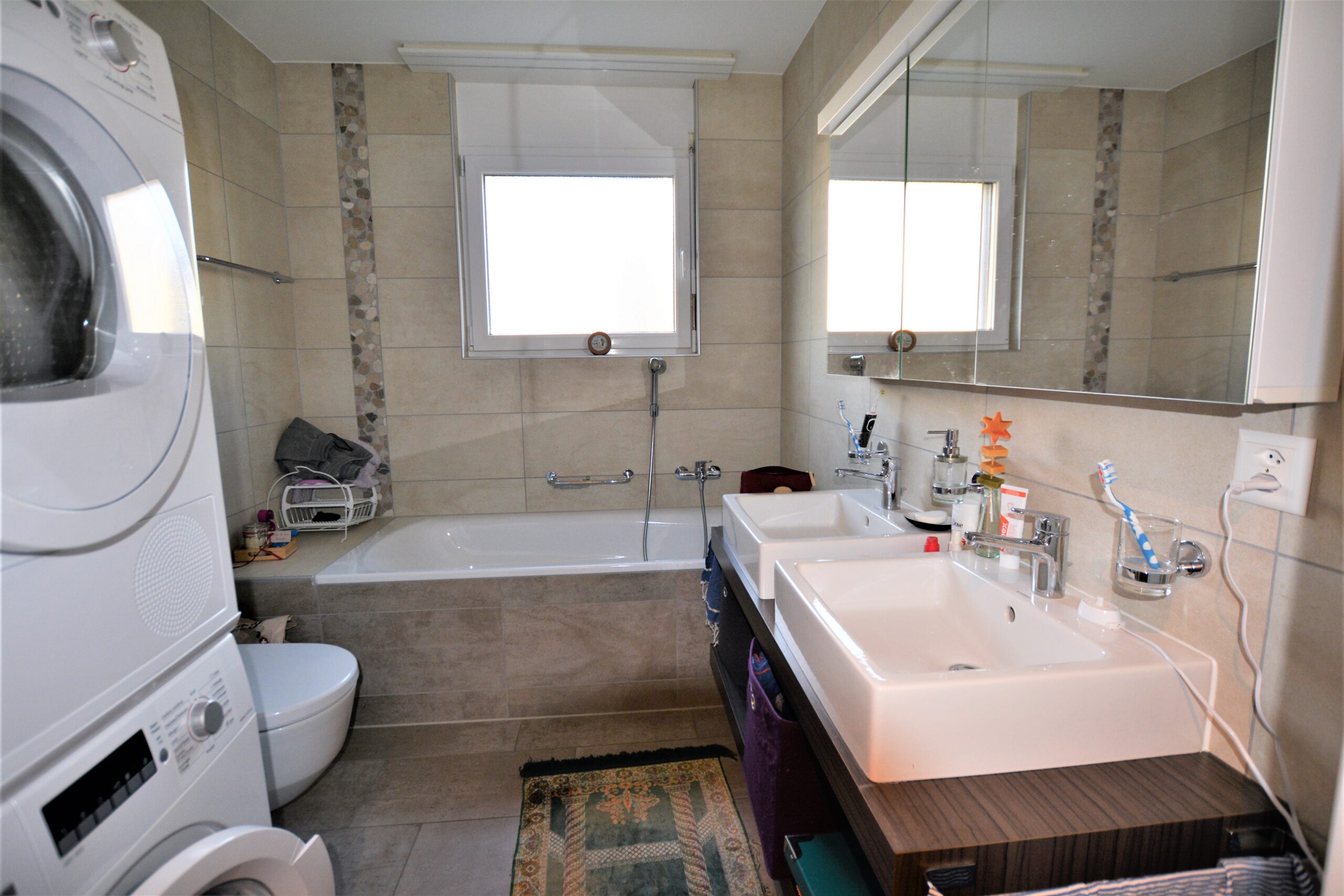 Modernes Badezimmer mit Badewanne und Doppelwaschtisch