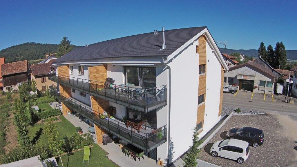 Modernes Mehrfamilienhaus mit Balkon