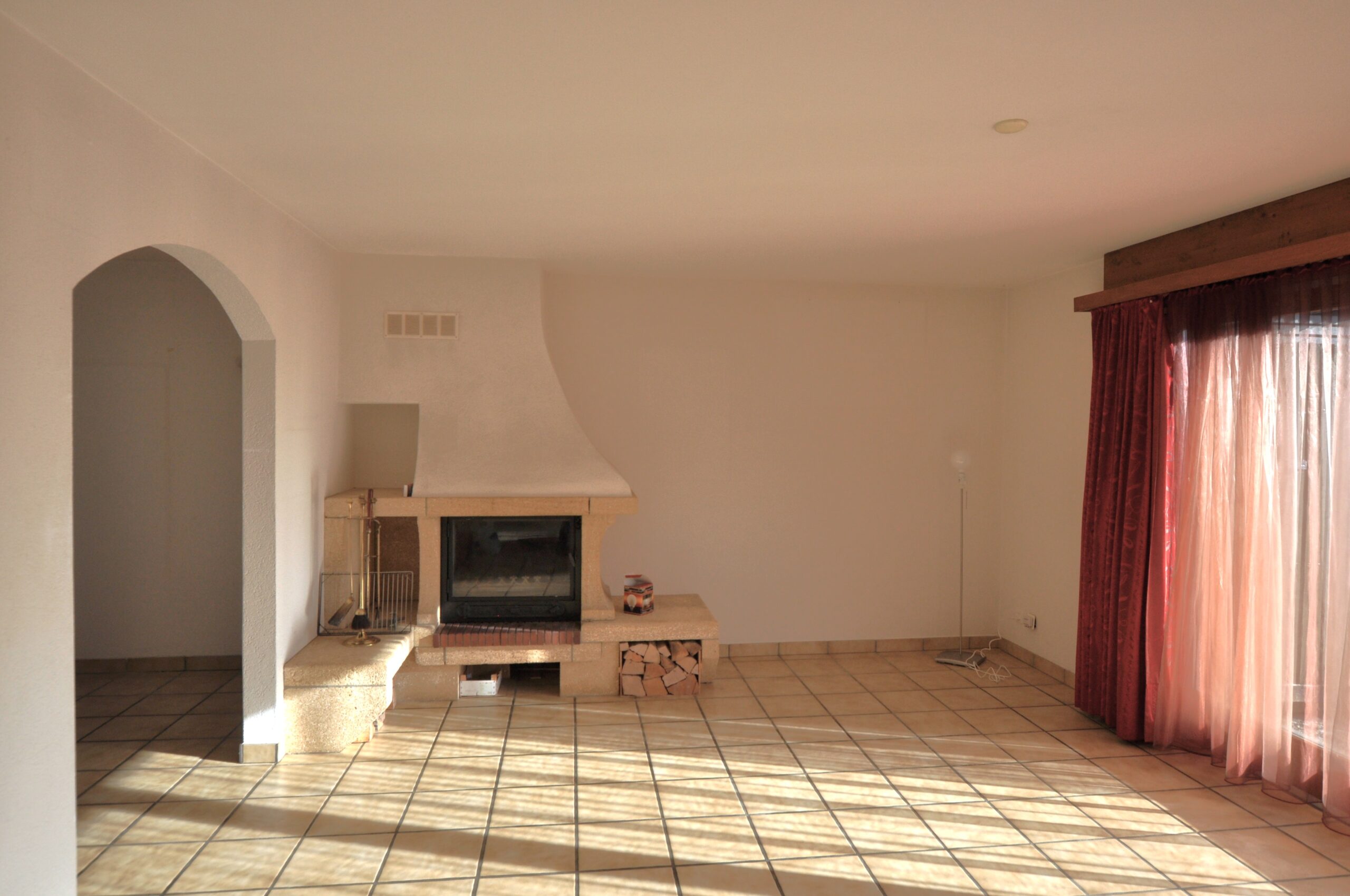 Wohnzimmer mit Kamin