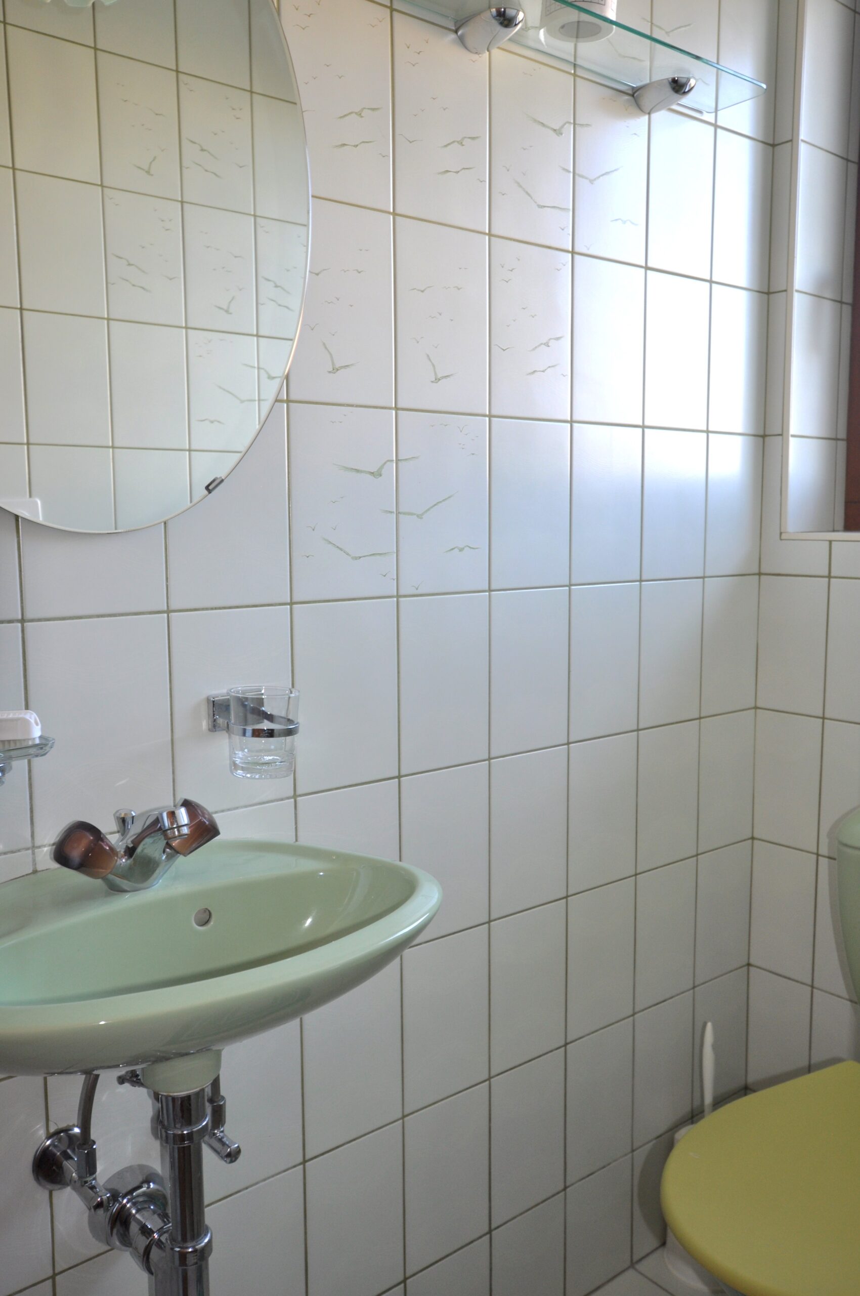 Kleines Bad mit Waschbecken und WC