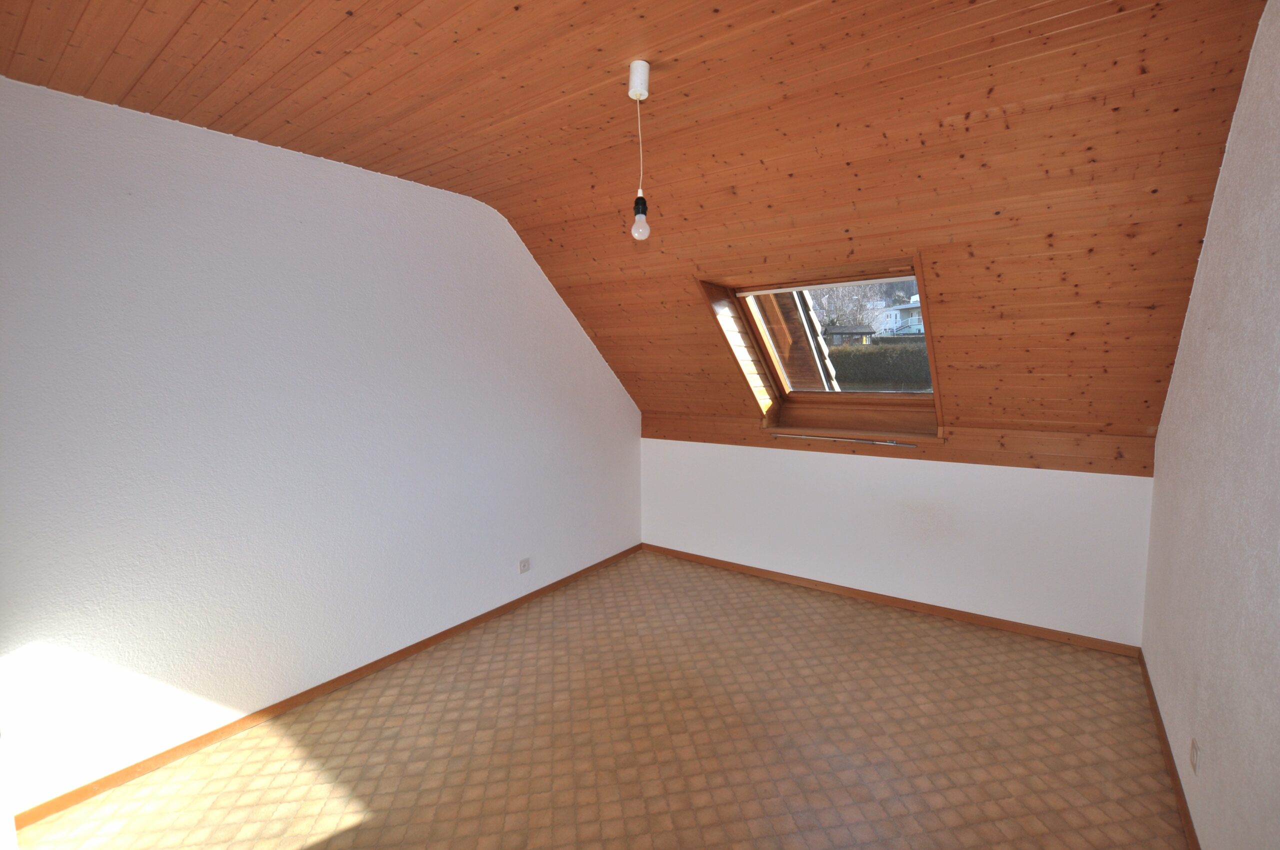 Leerer Dachraum mit Dachfenster