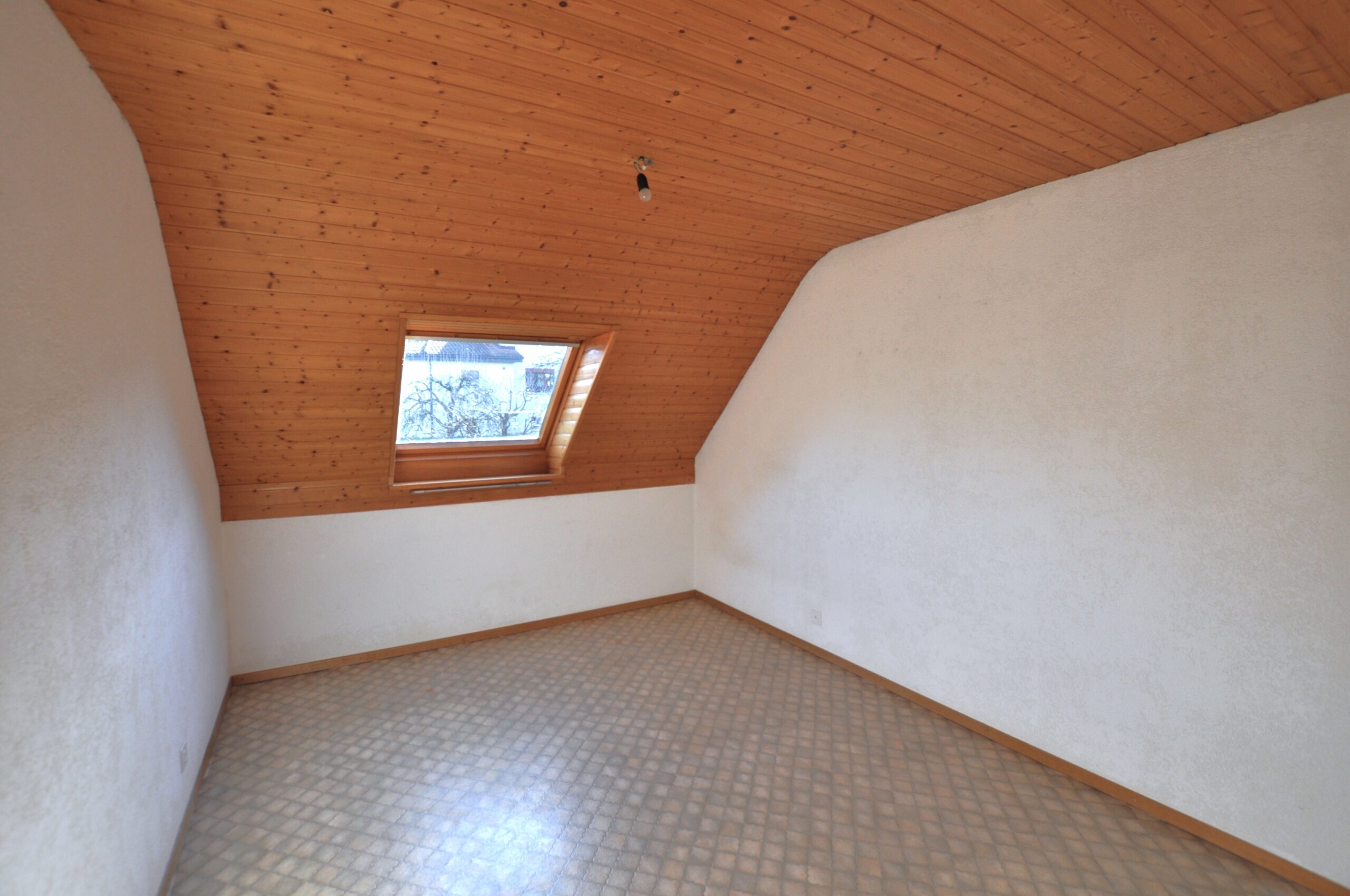 Leerer Dachraum mit Dachfenster