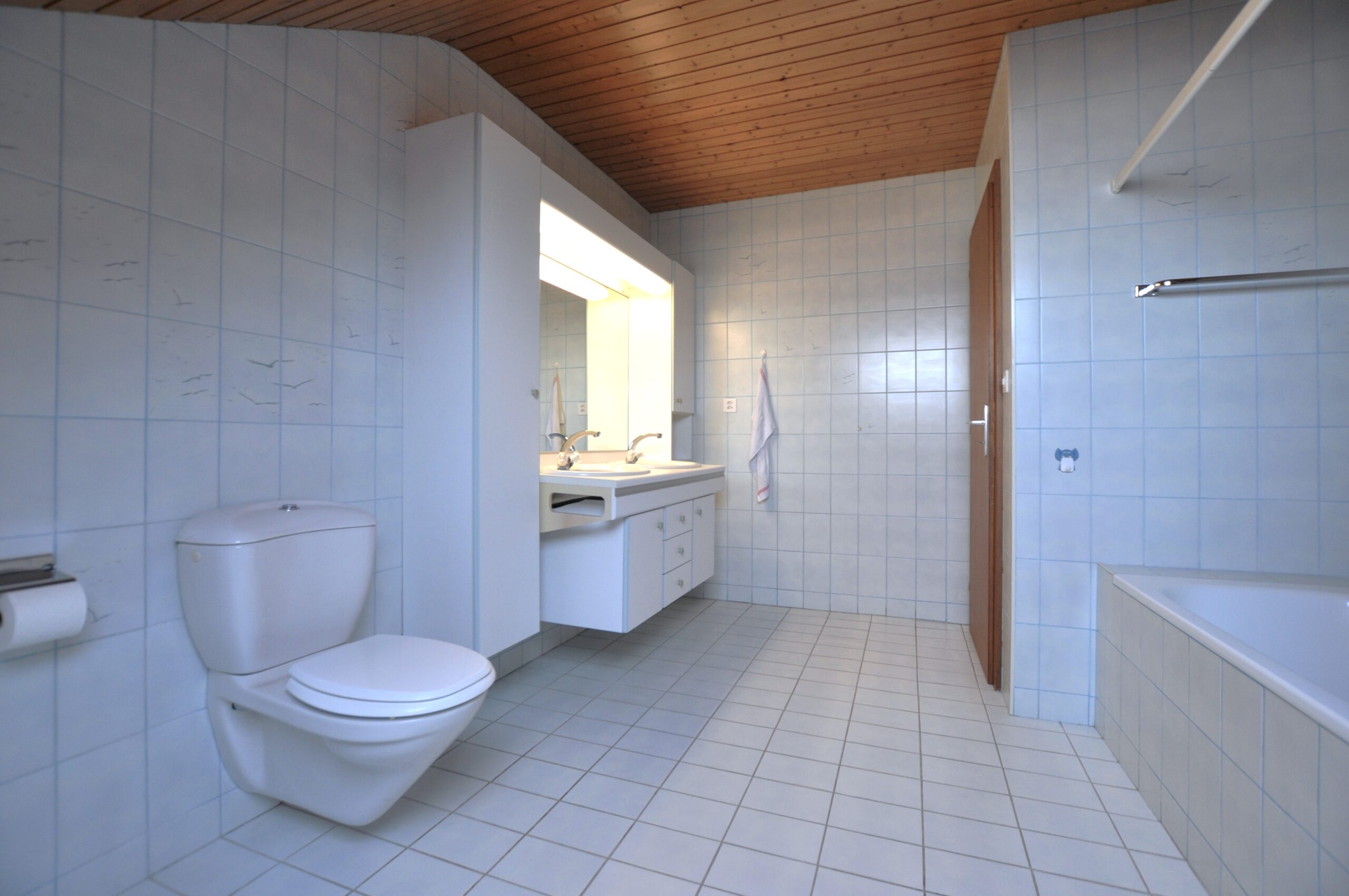 Modernes Badezimmer mit Dachschräge