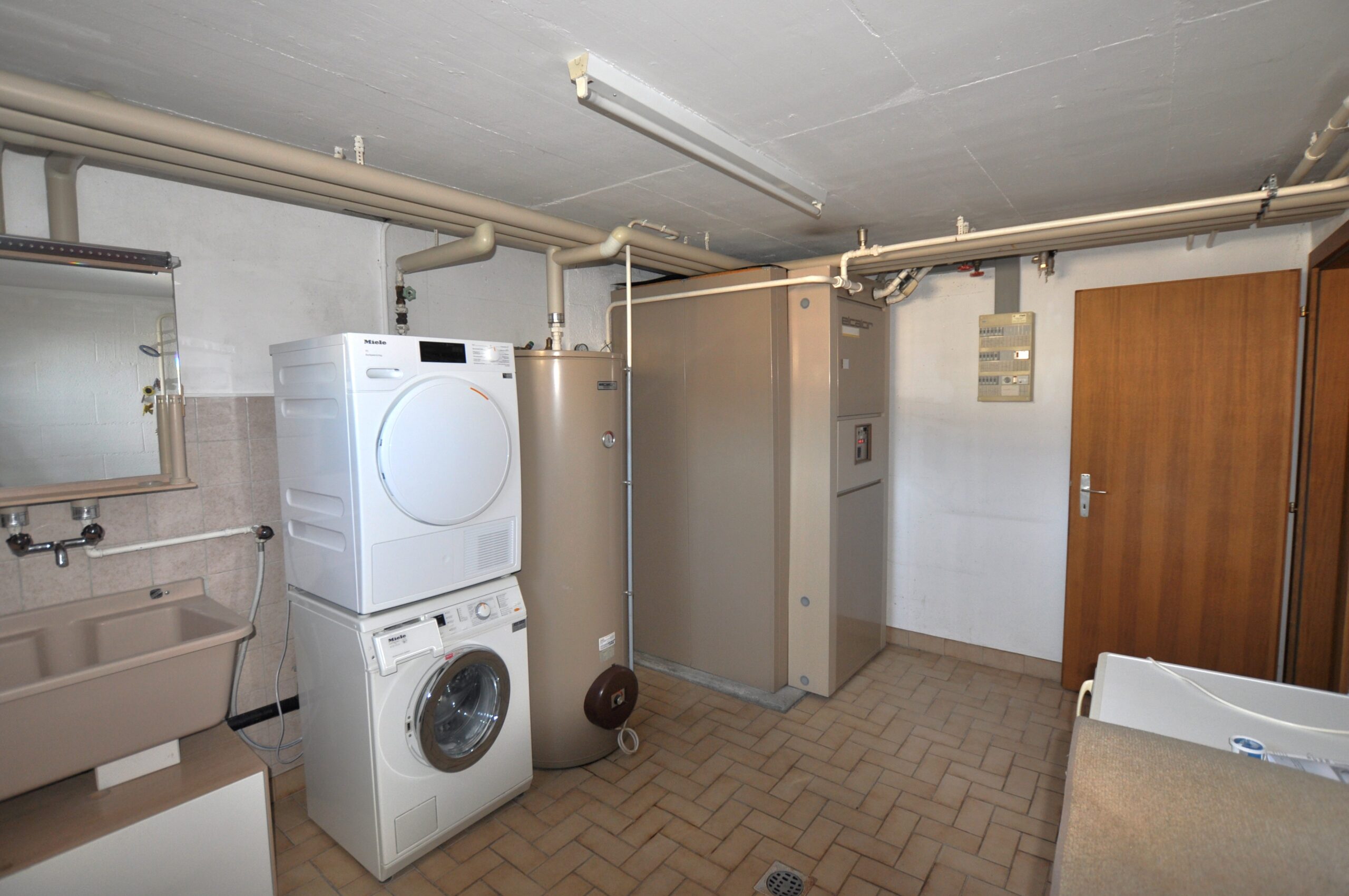 Hauswirtschafts- bzw. Technikraum mit Waschmaschine und Haustechnik