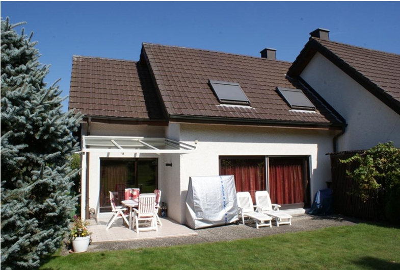 Hausansicht mit Terrasse und Garten