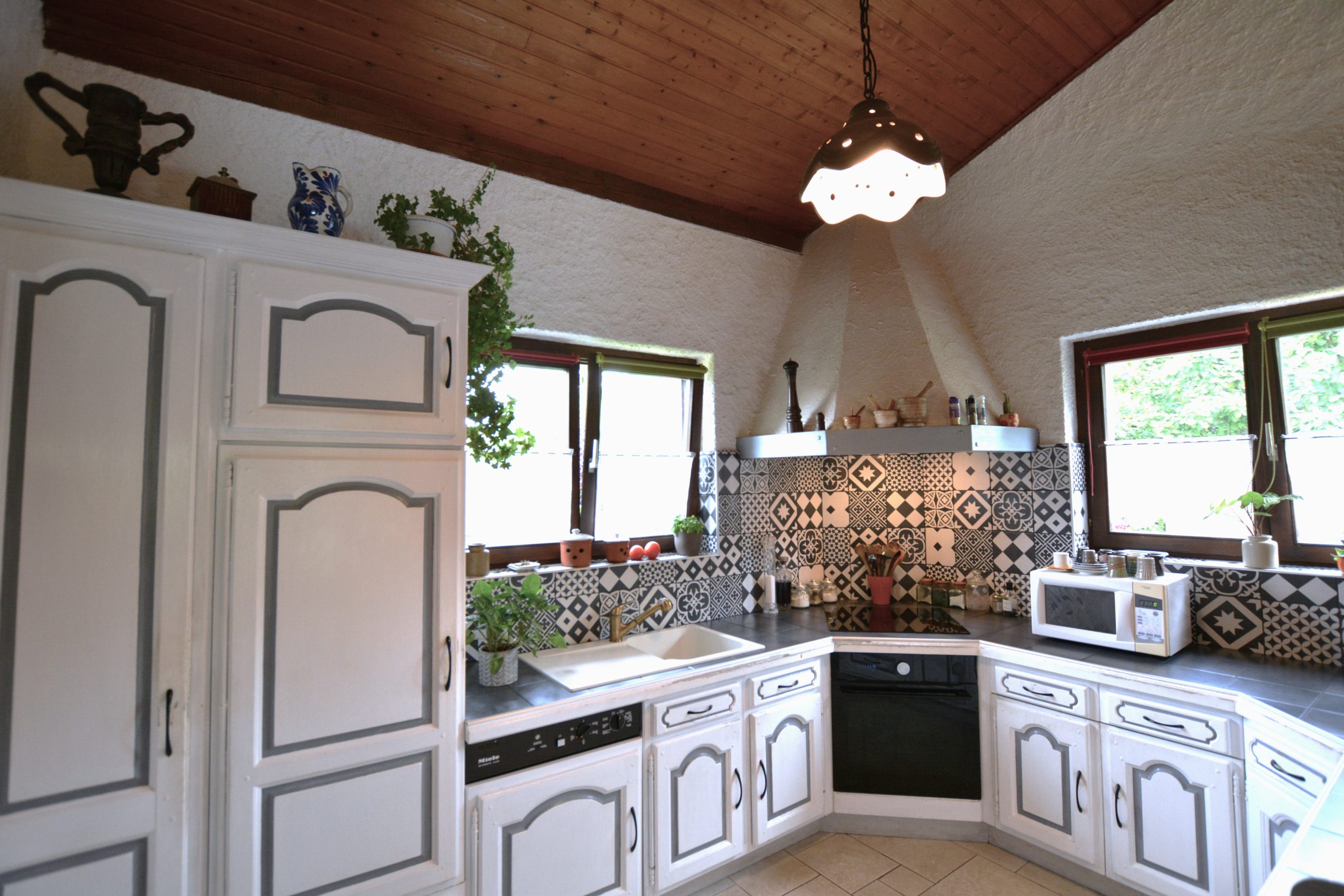 Landhausküche mit Patchwork-Fliesenspiegel
