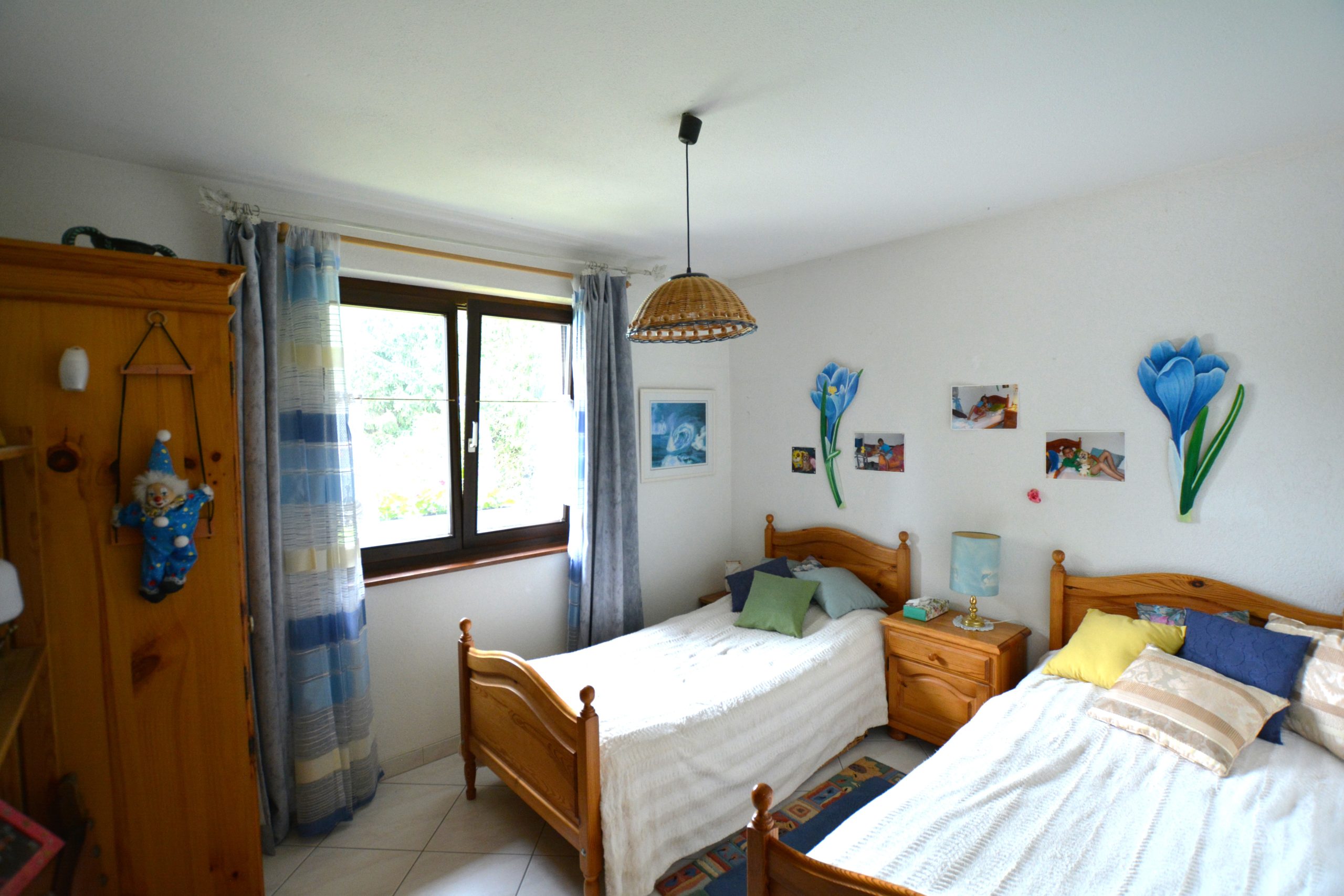 Schlafzimmer mit zwei Einzelbetten