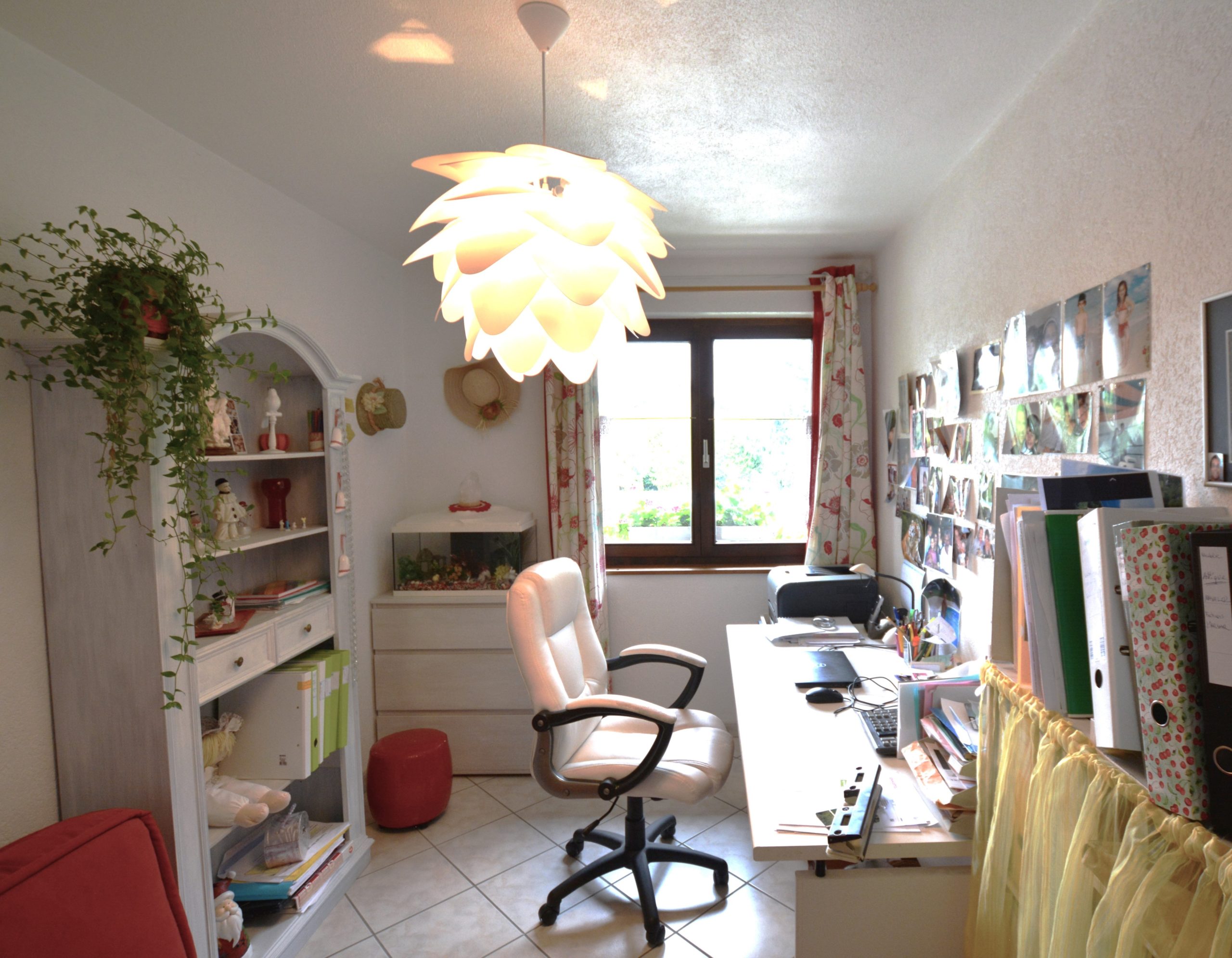 Helles Arbeitszimmer mit Fenstern und Schreibtisch