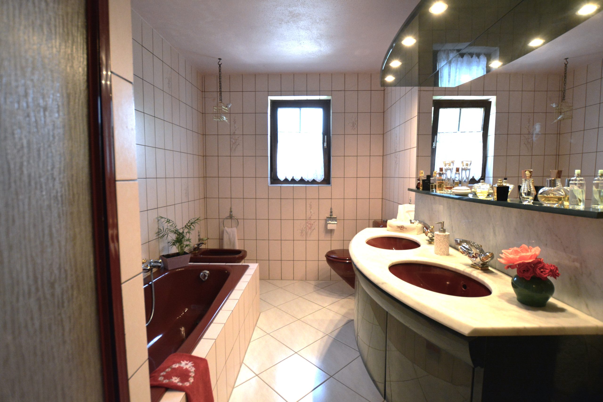Badezimmer mit Badewanne und Doppelwaschtisch