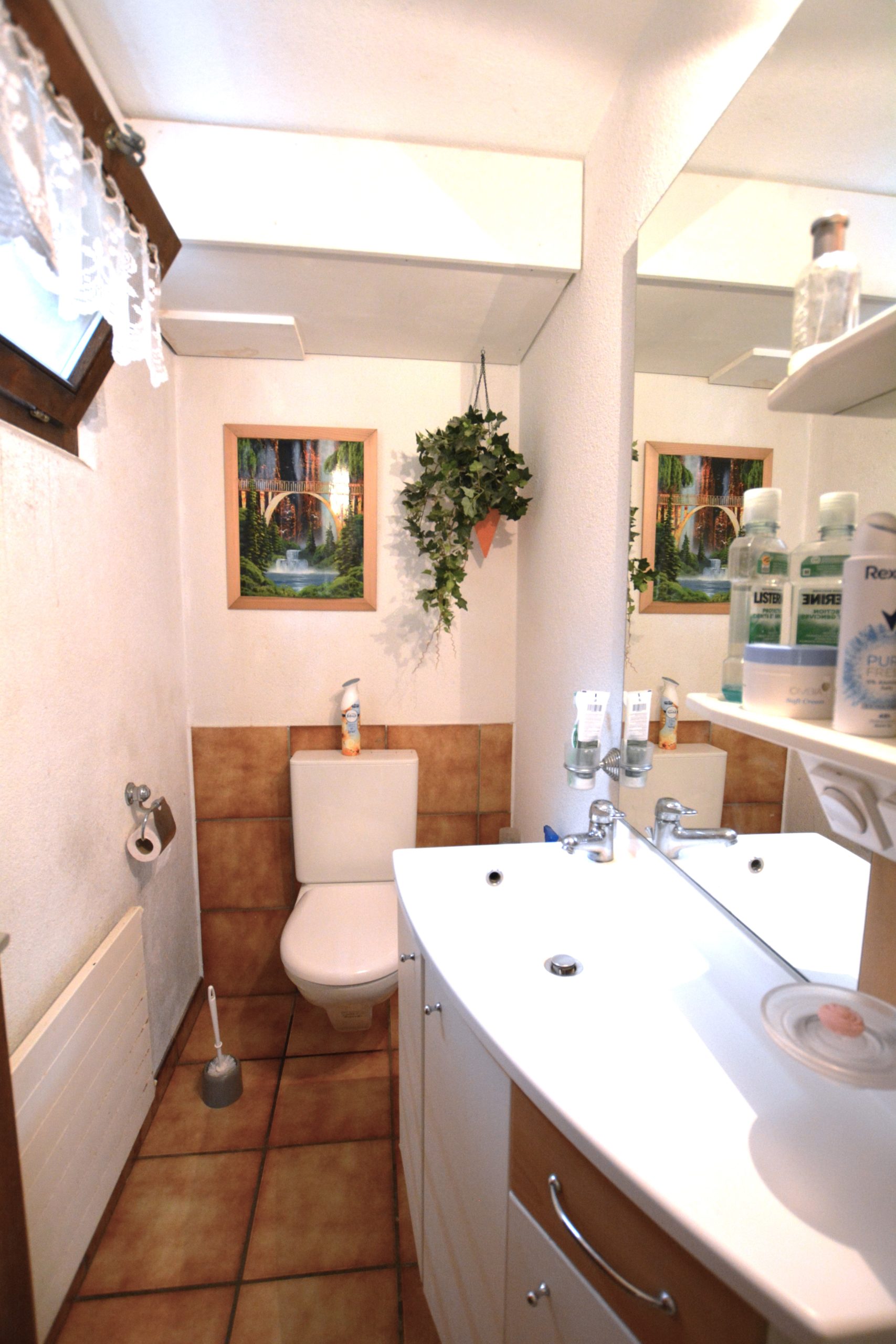 Kleines Gäste-WC mit Waschtisch und WC