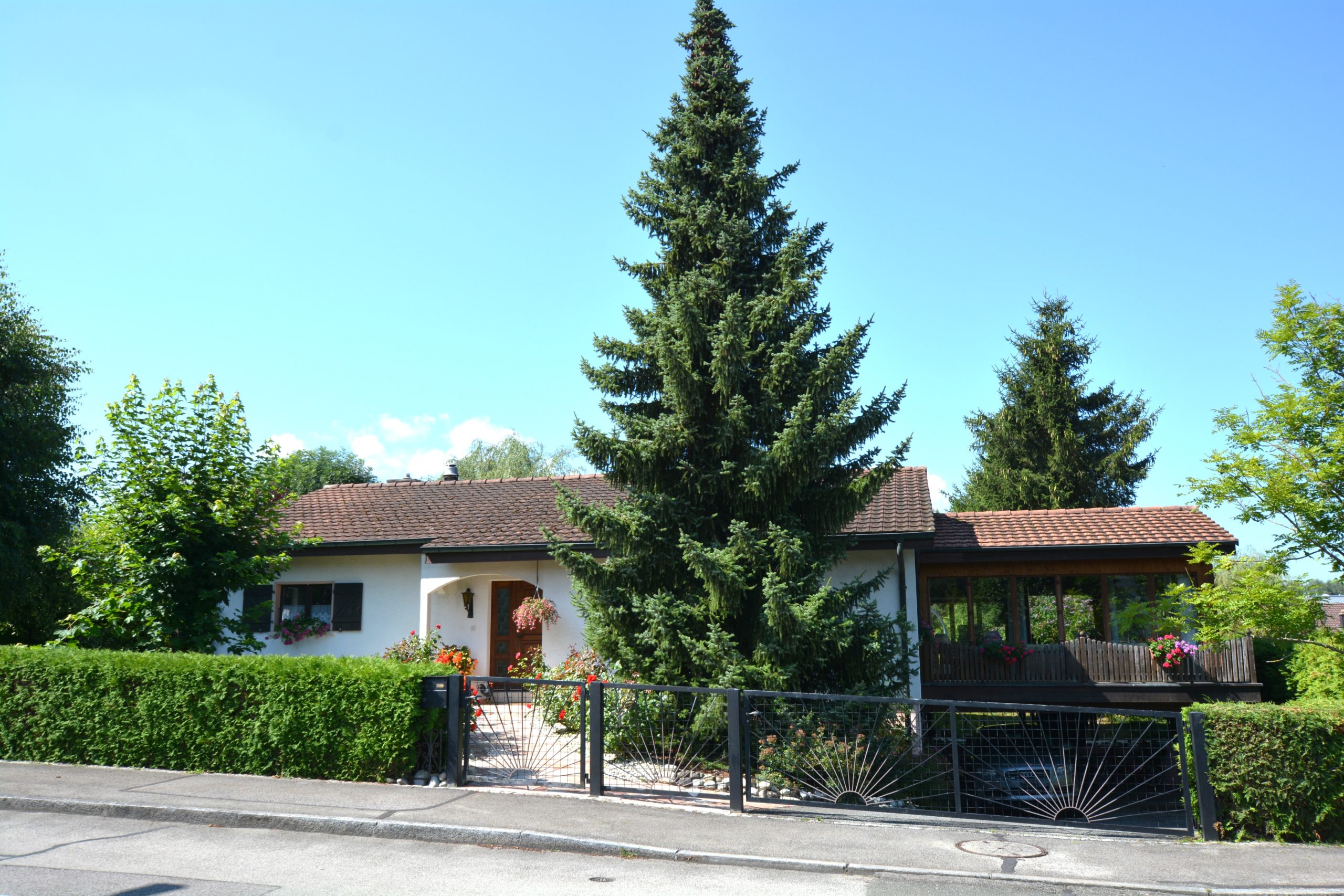 Einfamilienhaus mit Garten und Zaun