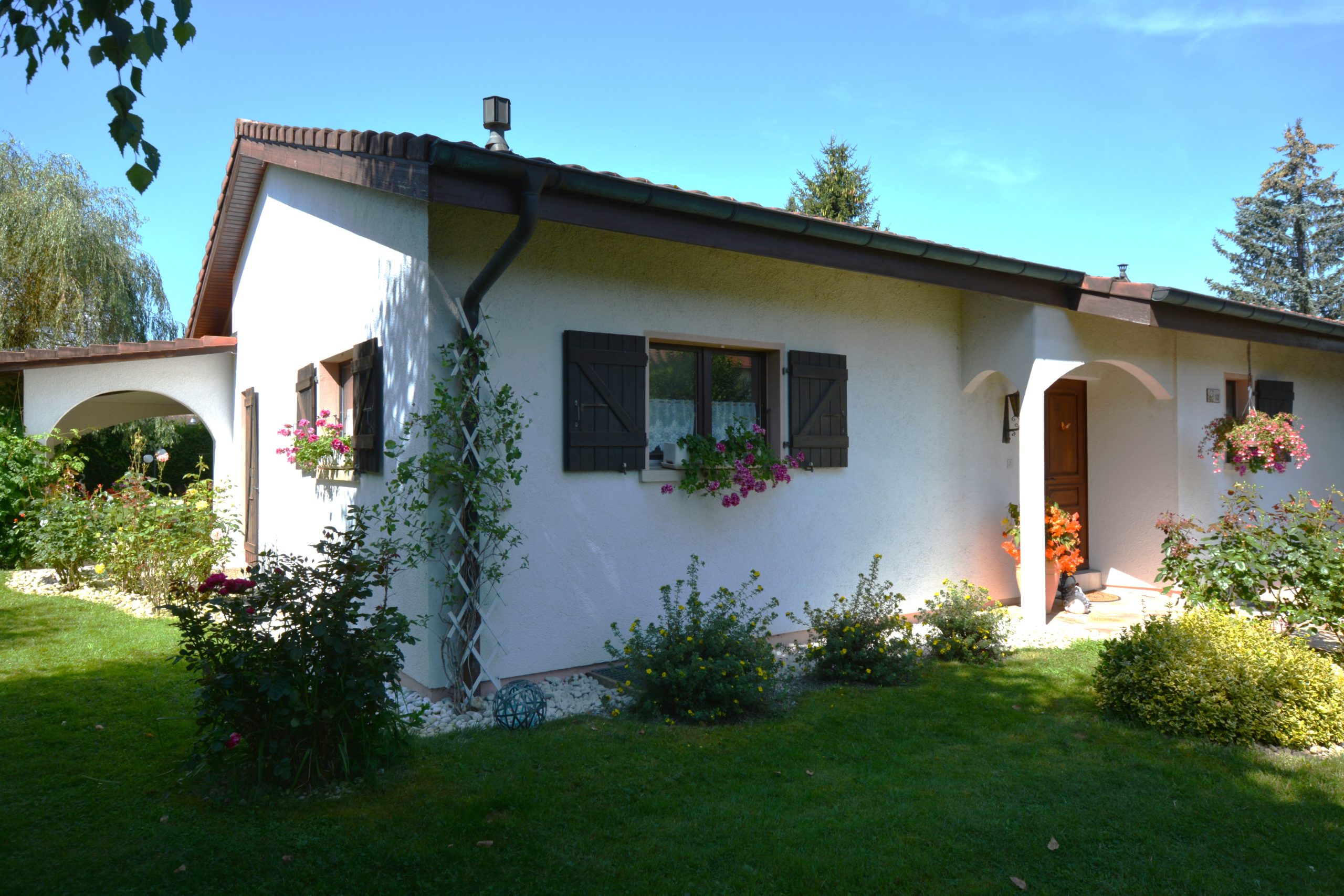 Mediterranes Einfamilienhaus mit Garten