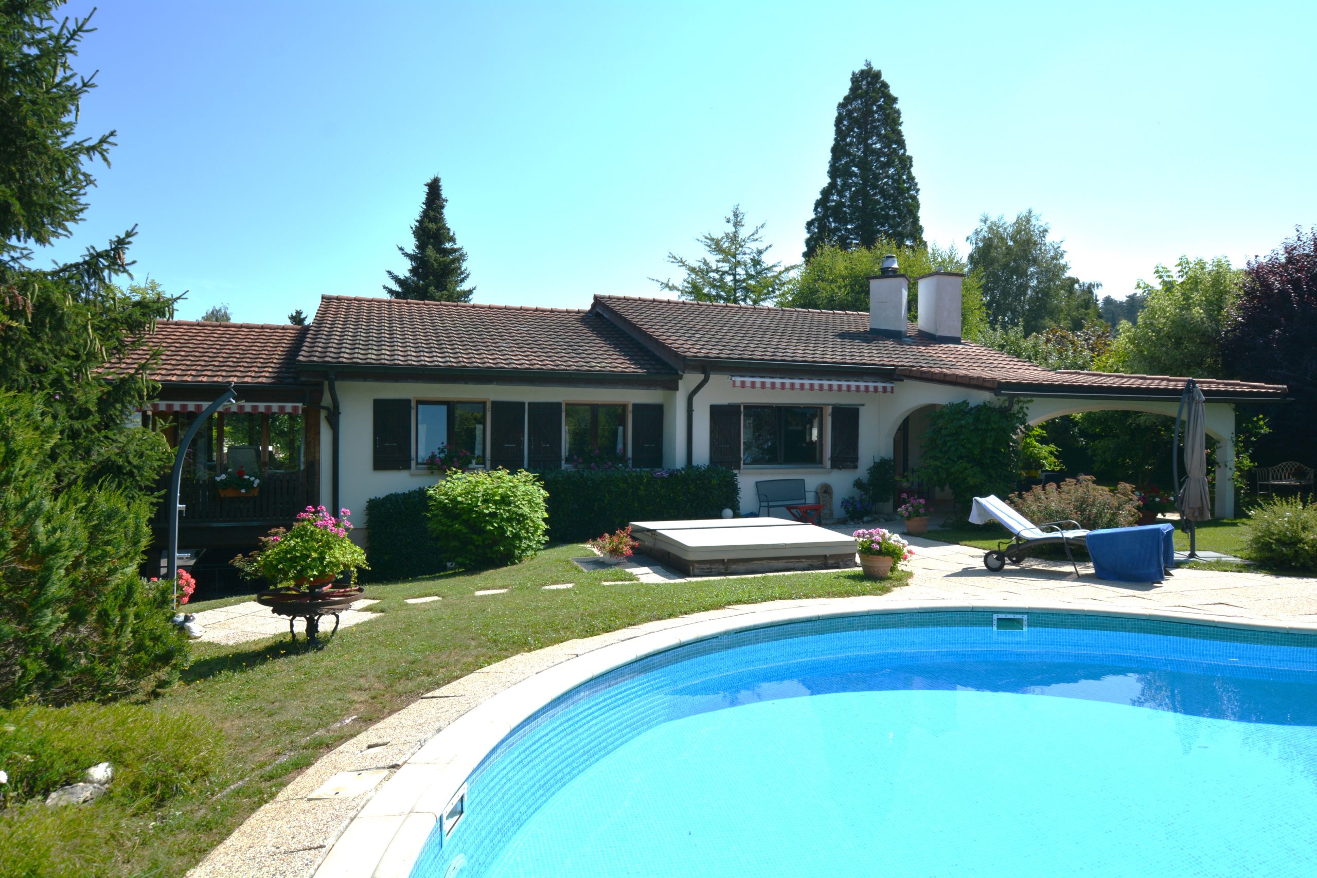 Haus mit Pool und Garten