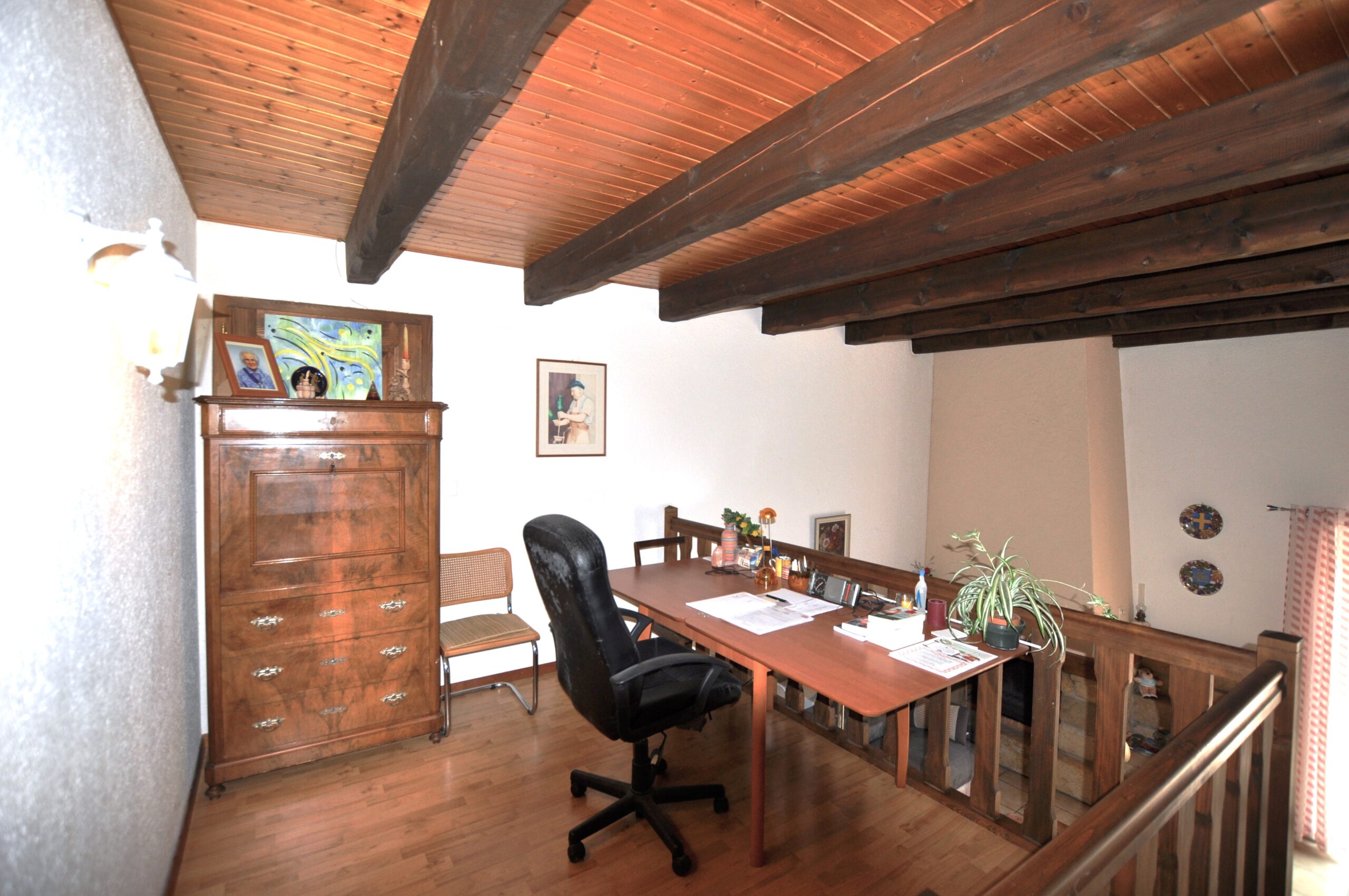 Galerie-Büro mit Holzbalken