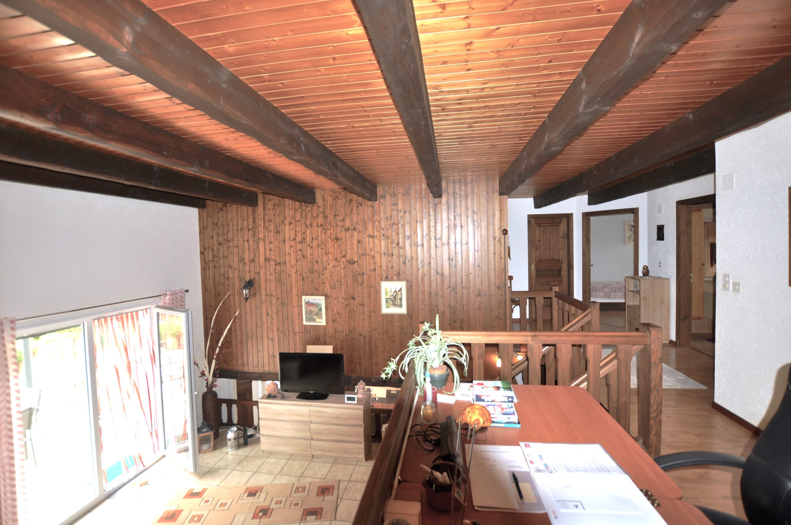 Dachgeschoss-Wohnbereich mit Holzdecke