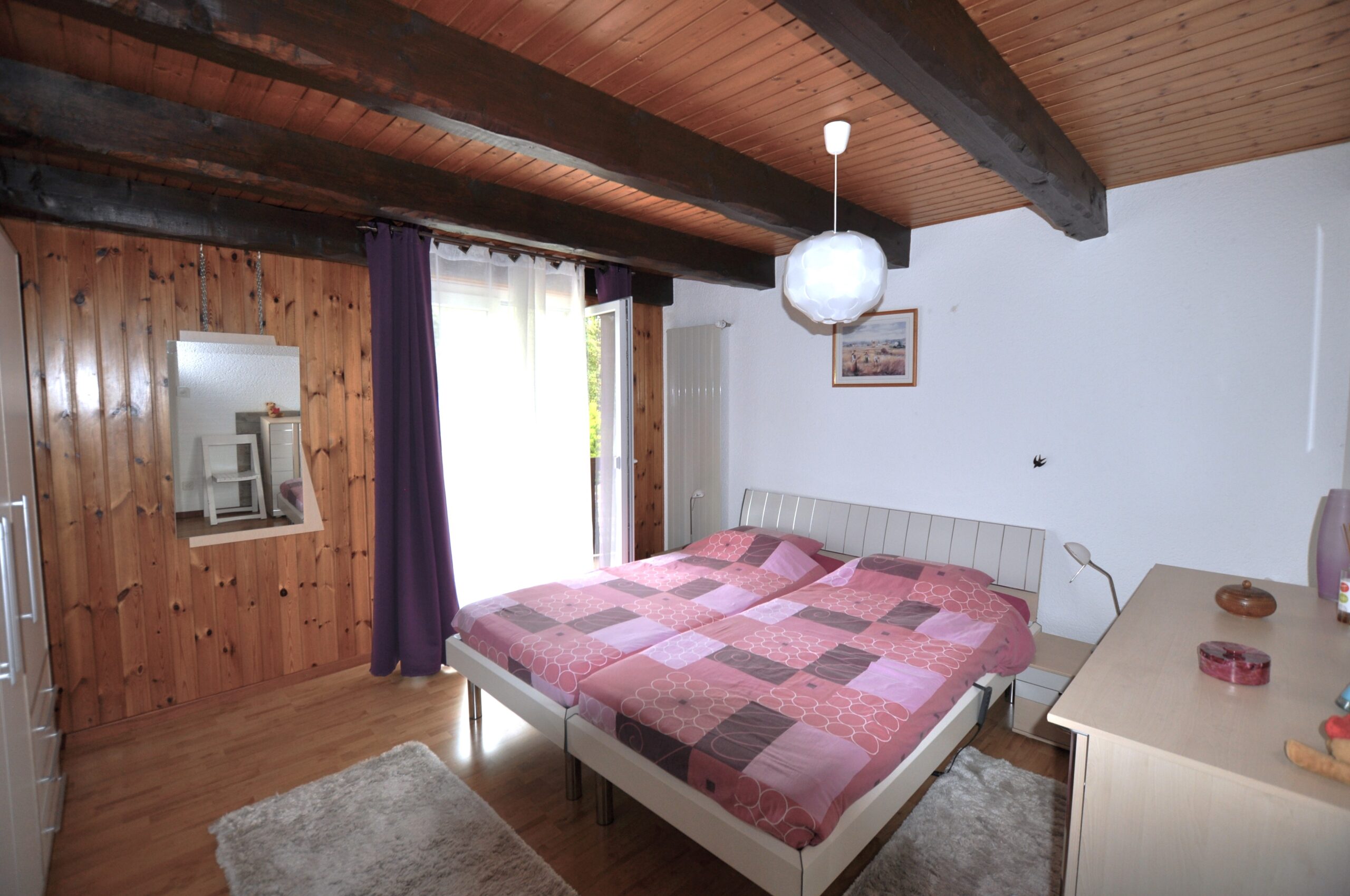 Schlafzimmer mit Holzdecke
