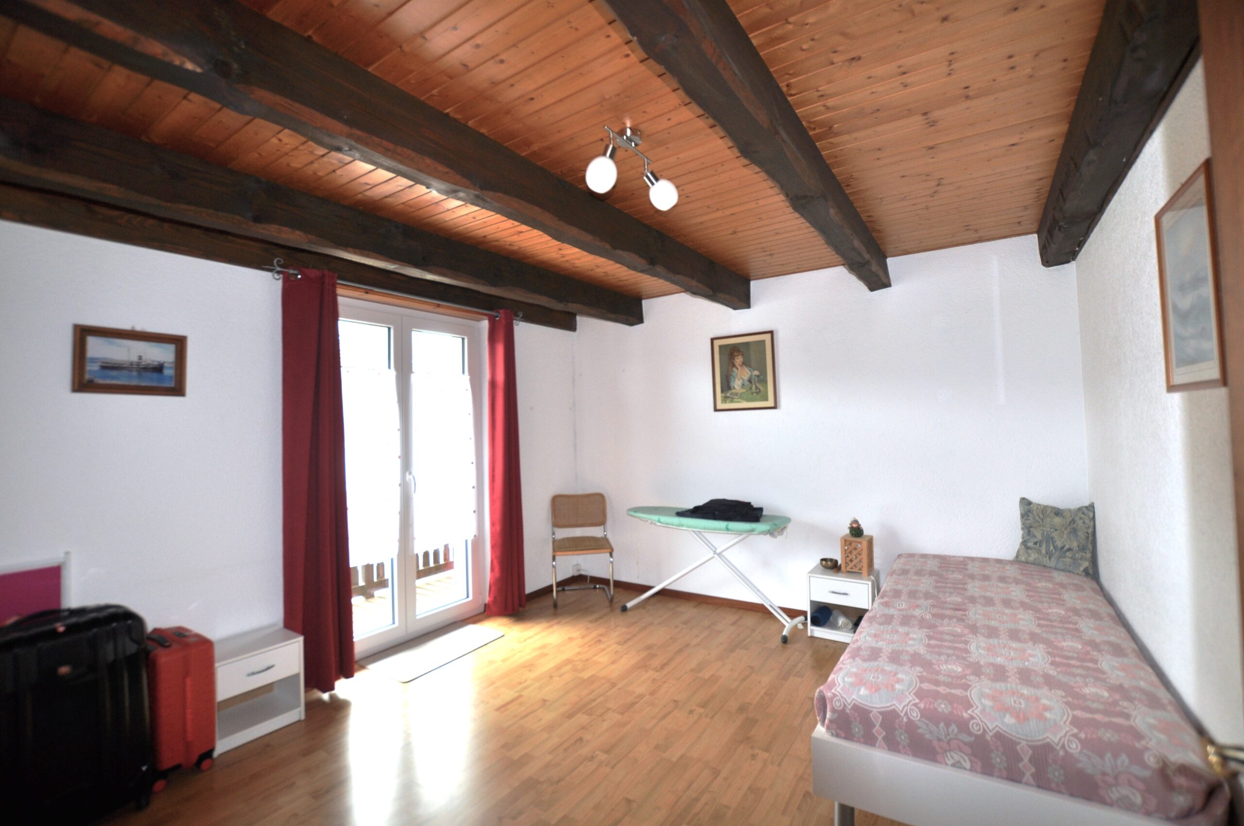 Schlafzimmer mit sichtbaren Holzbalken