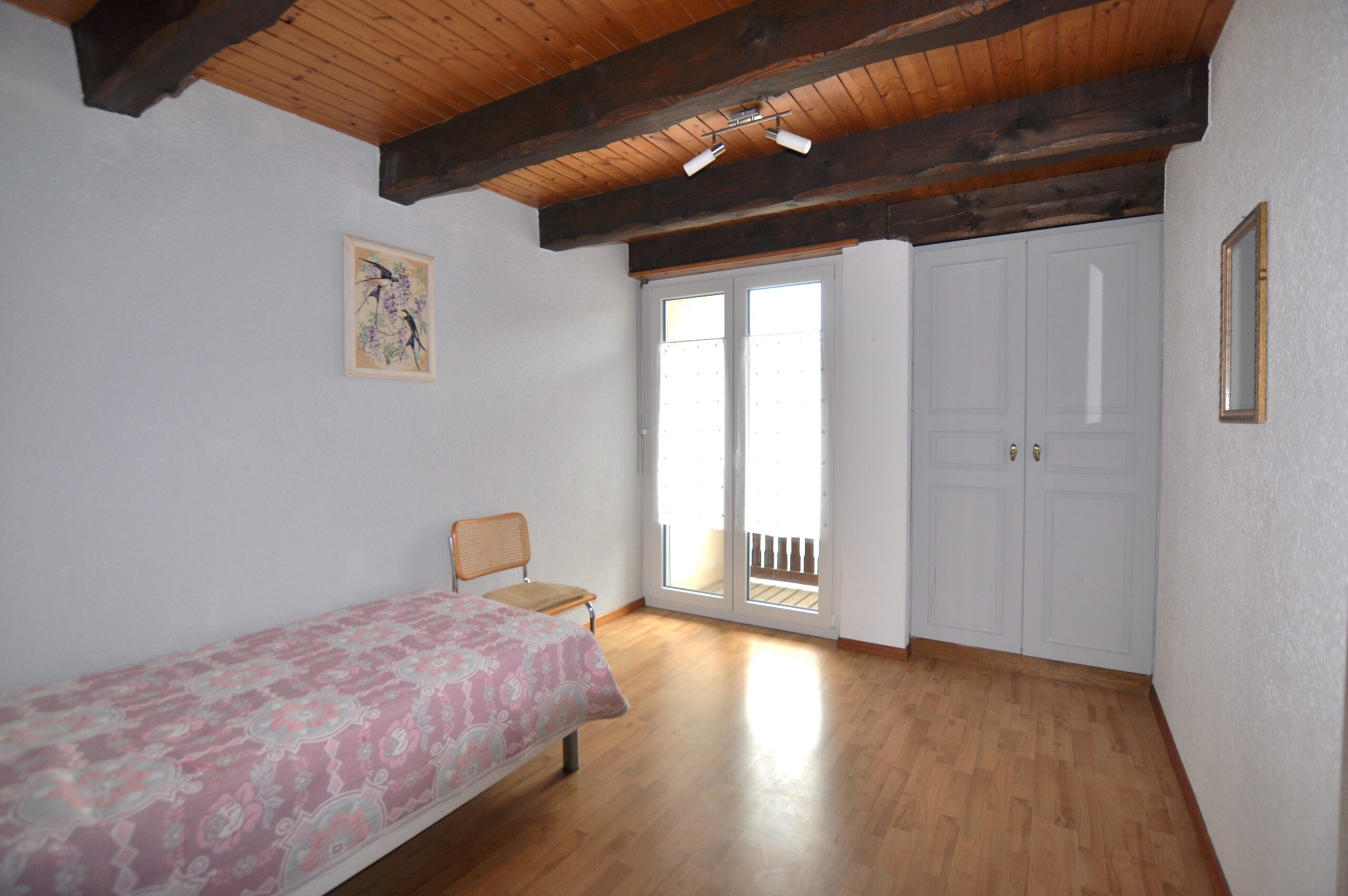 Schlafzimmer mit Holzbalkendecke