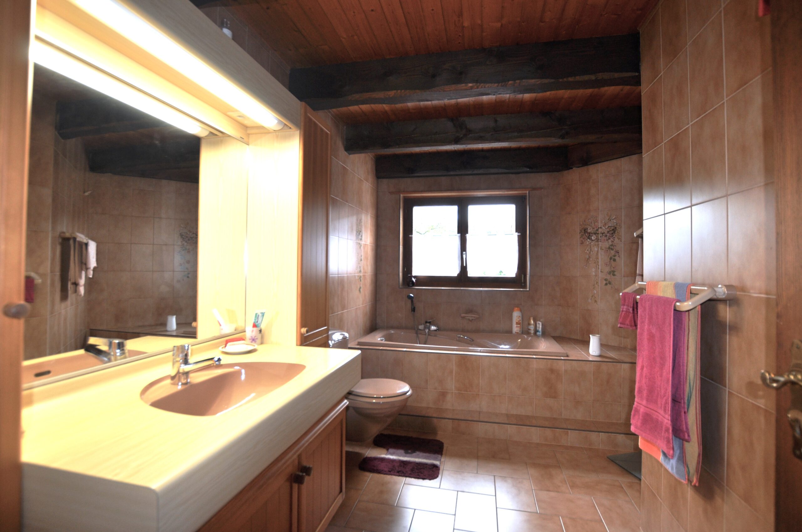 Rustikales Badezimmer mit Holzdecke