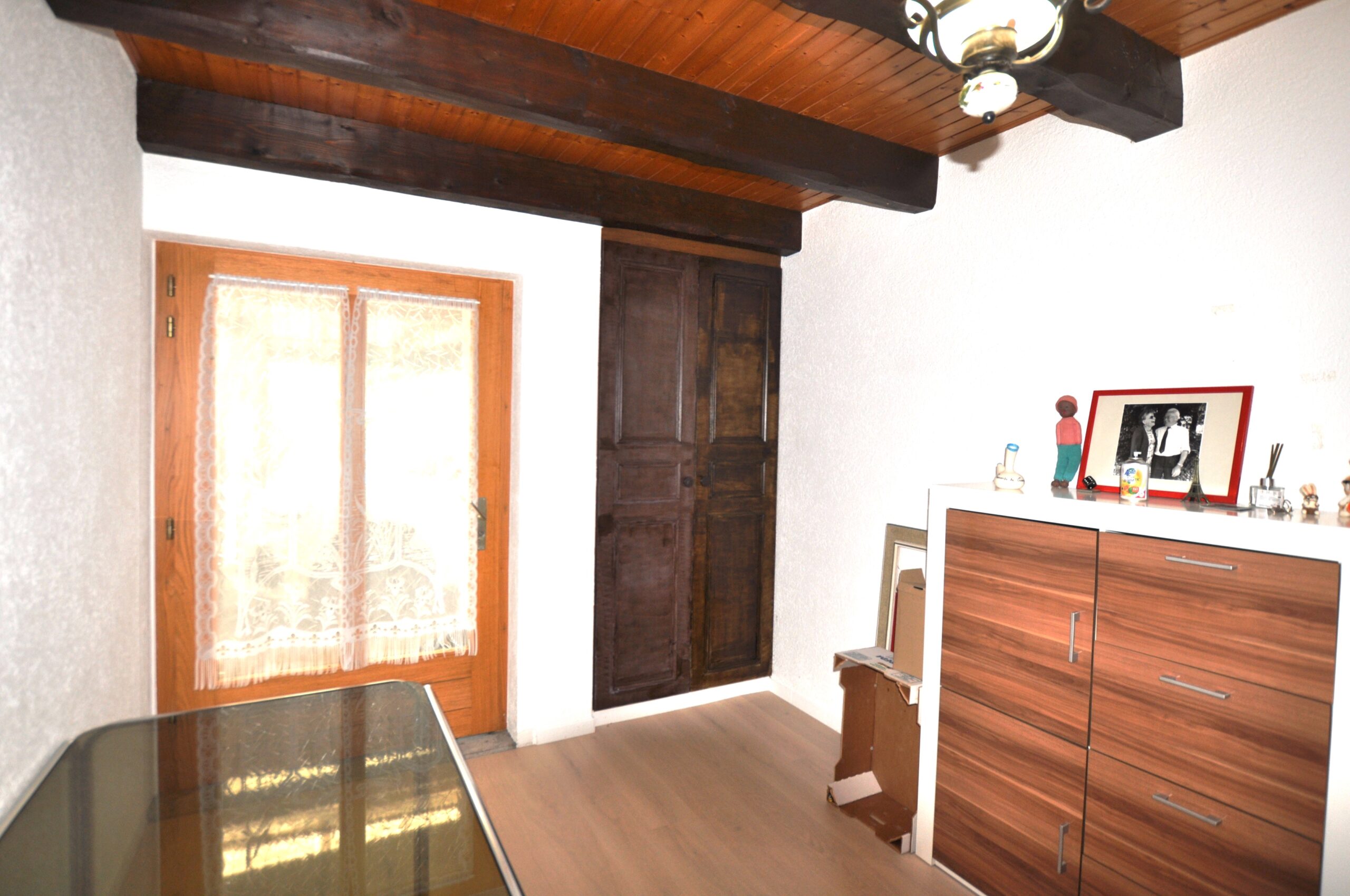 Rustikales Zimmer mit Holzbalkendecke