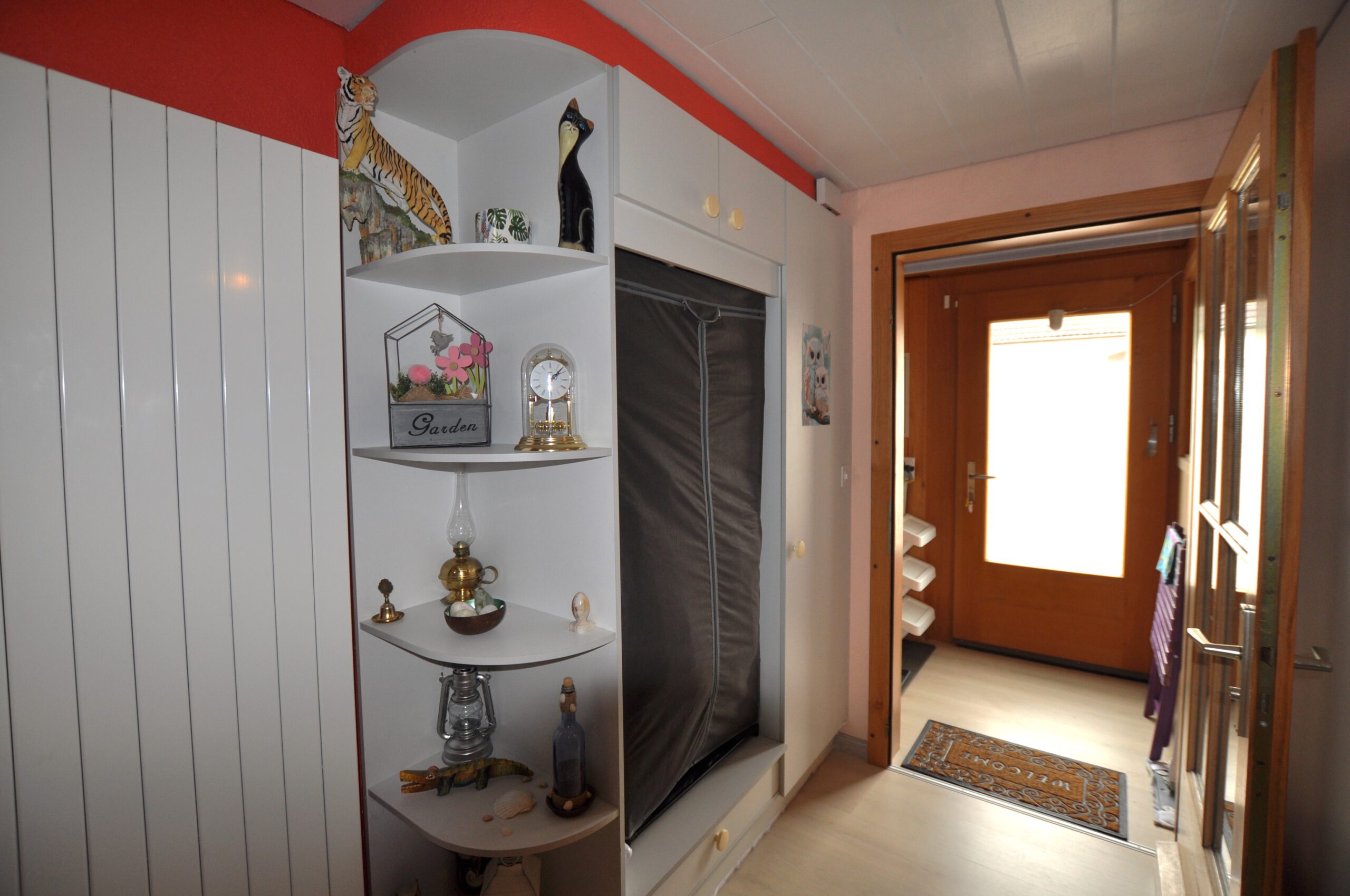 Flur mit dekorativem Einbauschrank
