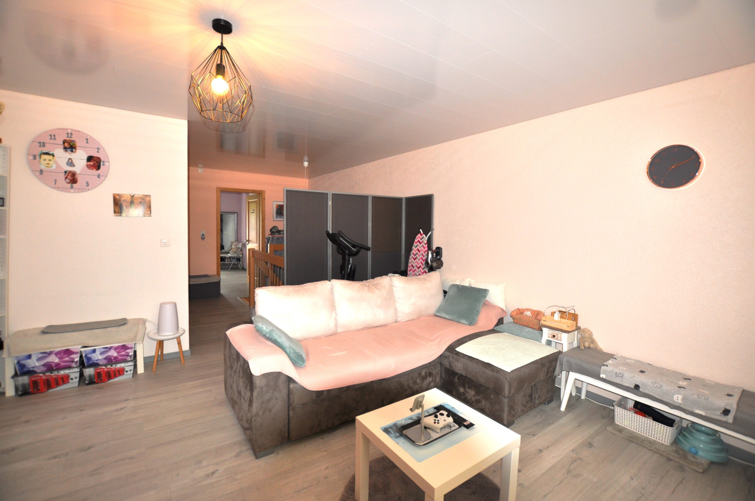 Gemütliches Wohnzimmer mit Sofalandschaft