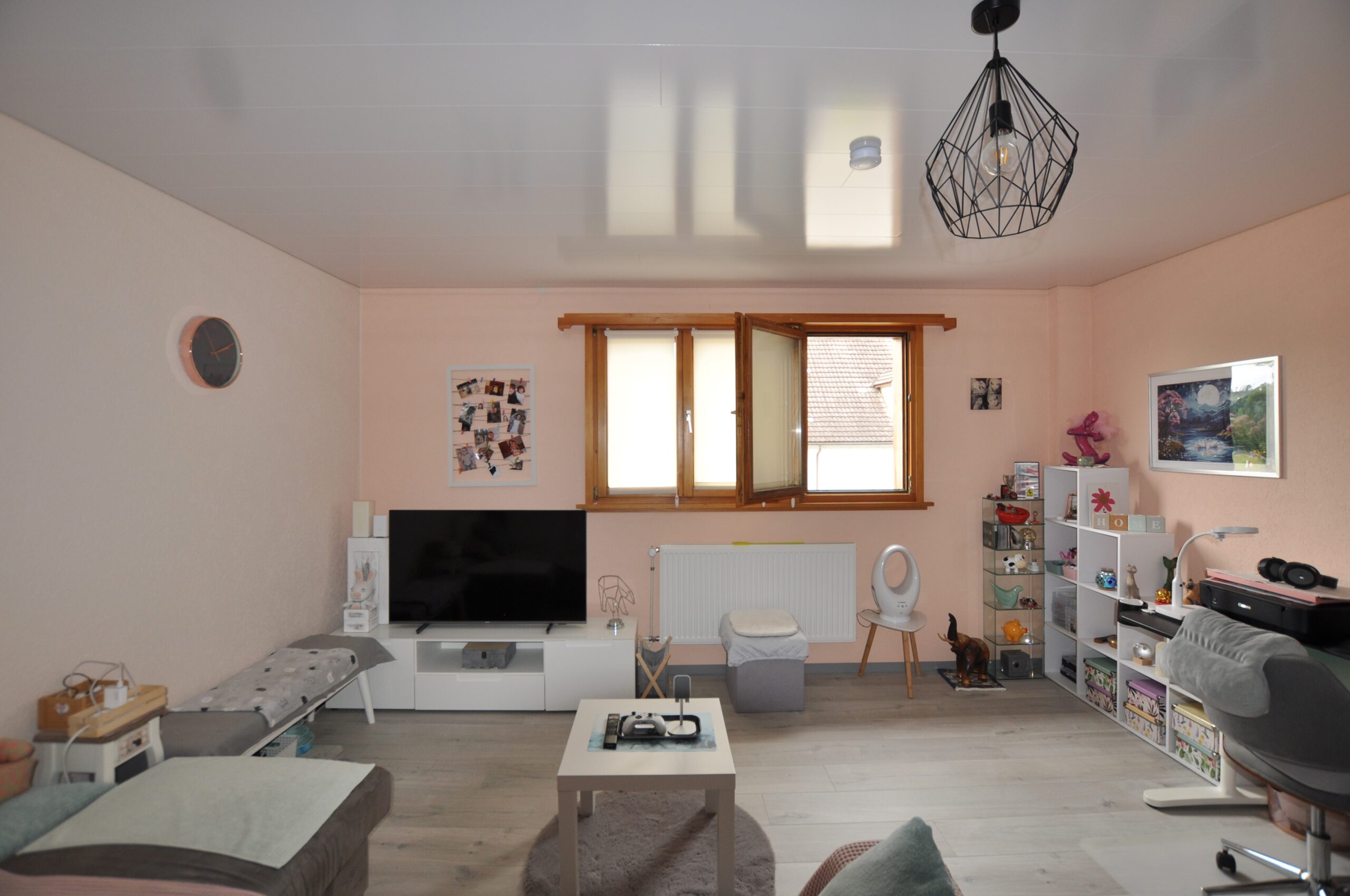 Helles Wohnzimmer mit Möbeln und großem Fenster