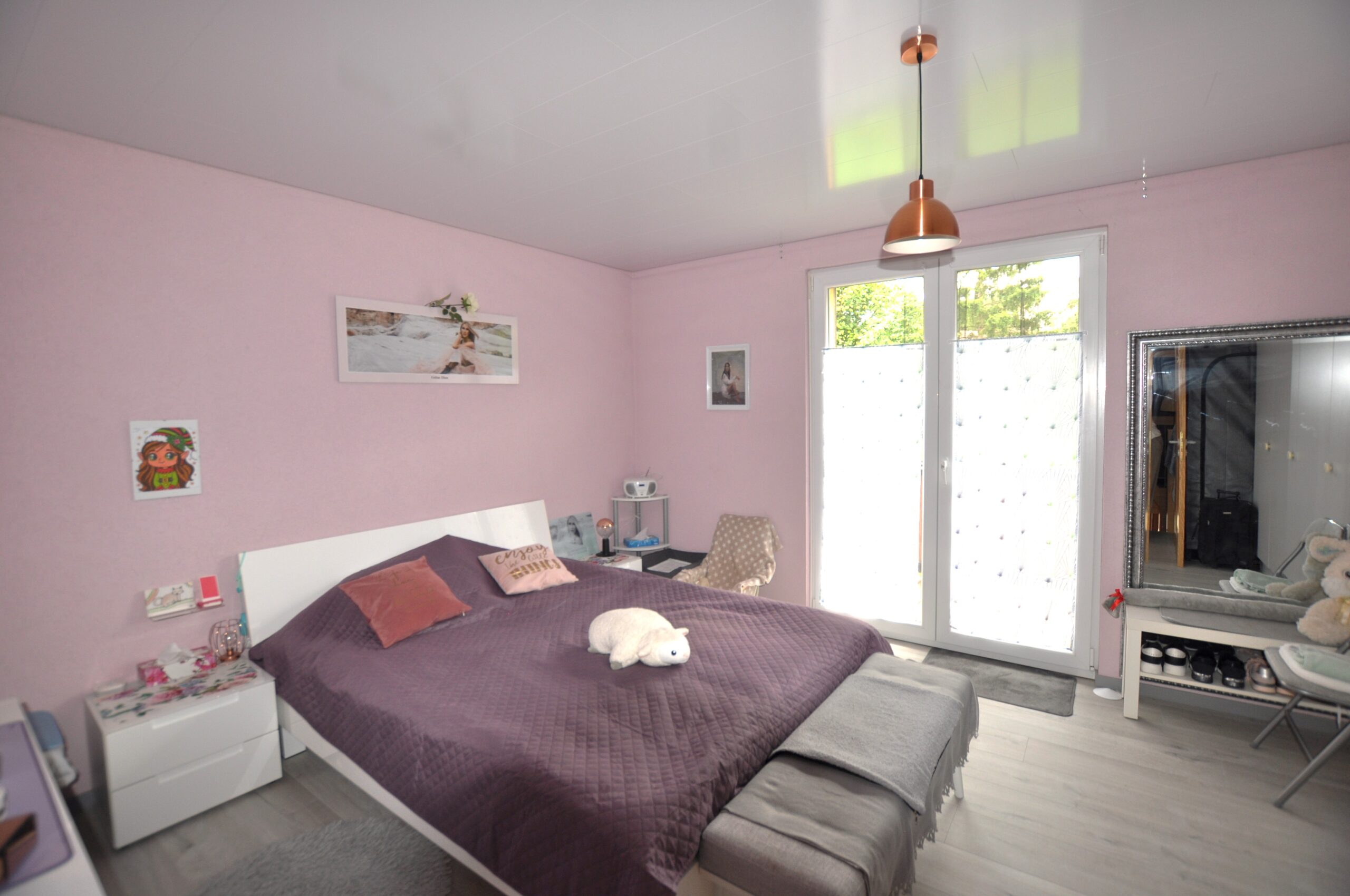 Rosa Schlafzimmer mit Balkonzugang