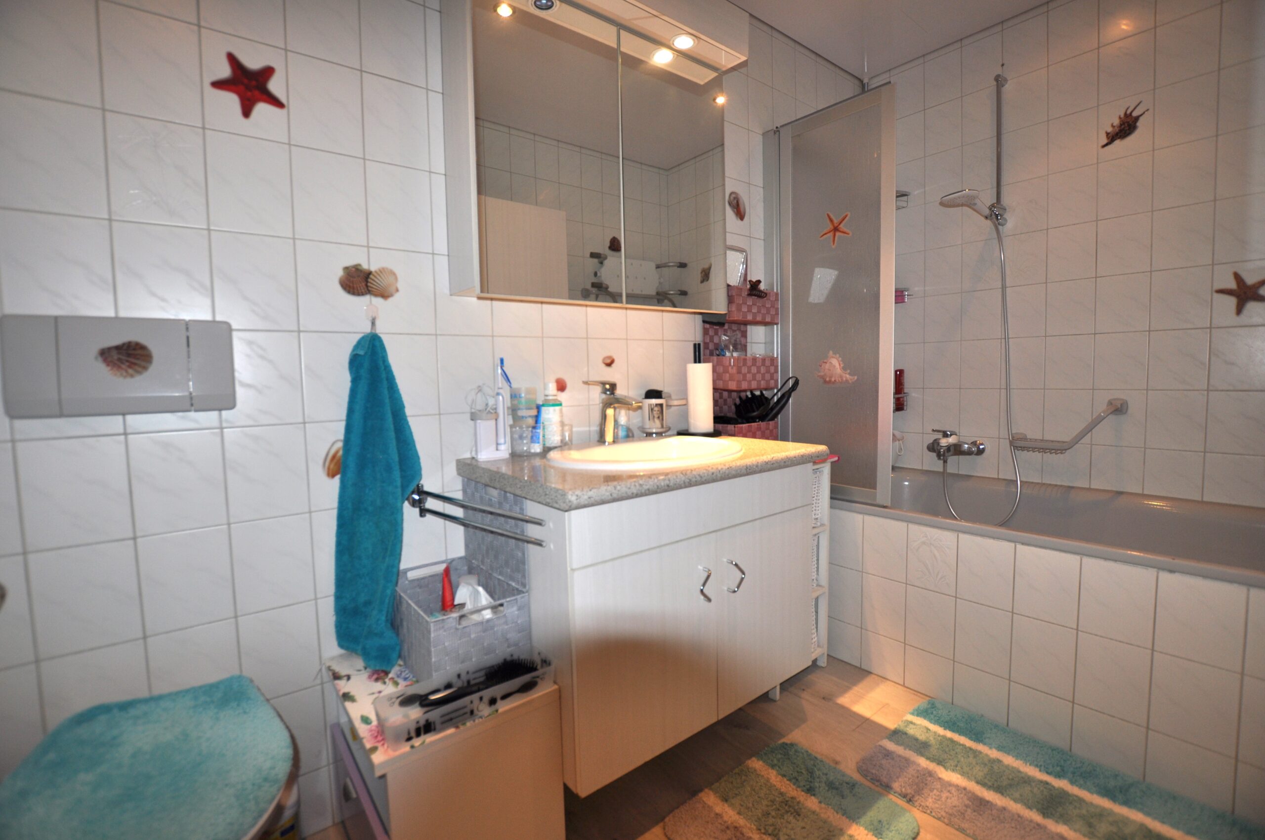 Badezimmer mit Badewanne und Waschplatz