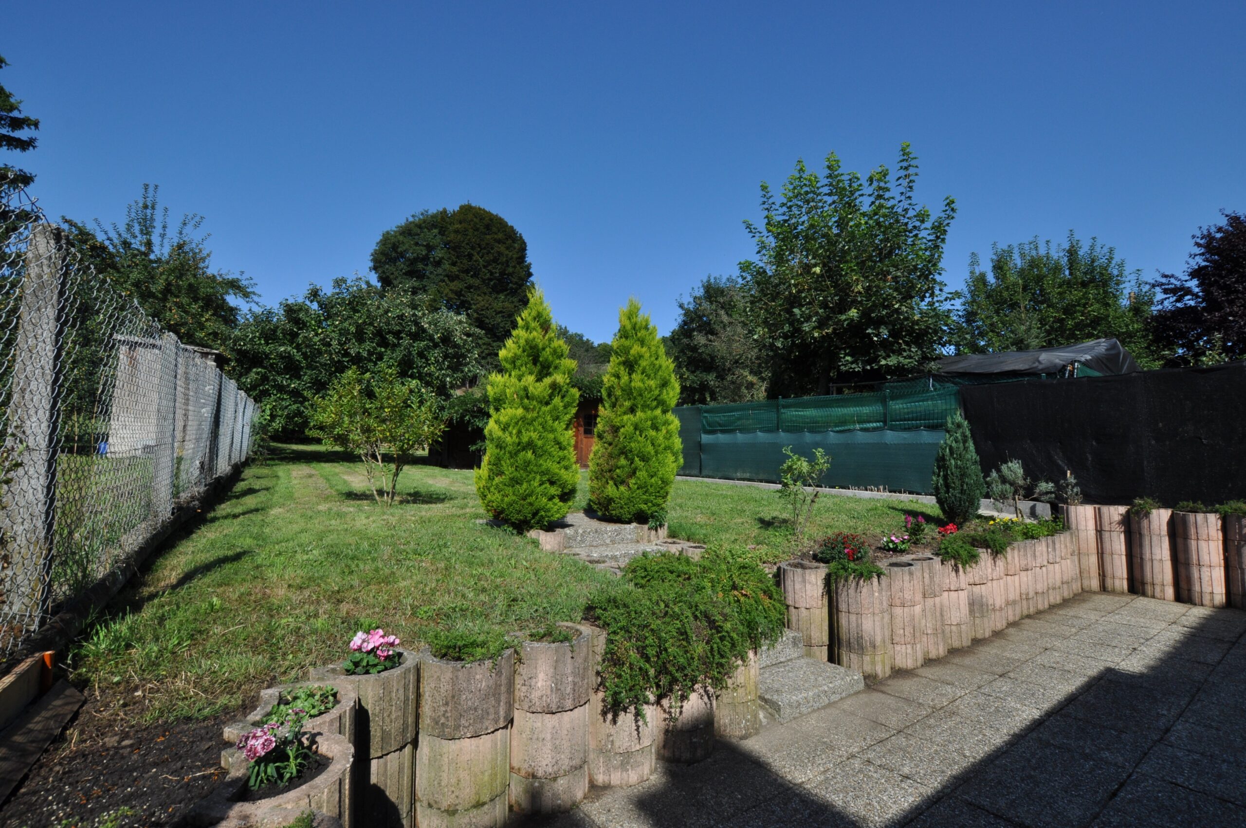 Garten mit Terrasse und Einfriedung