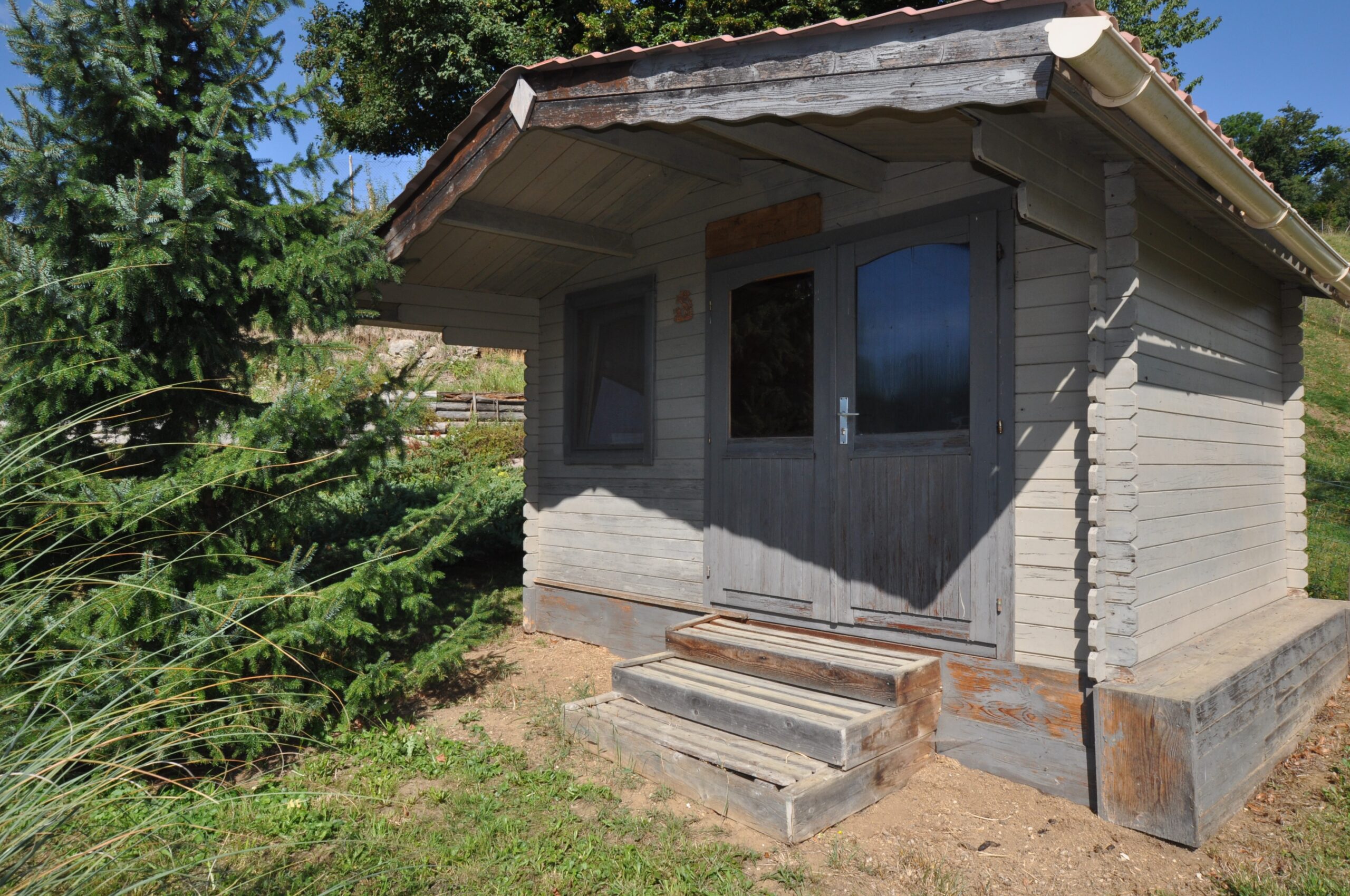 Kleine Holzhütte im Grünen