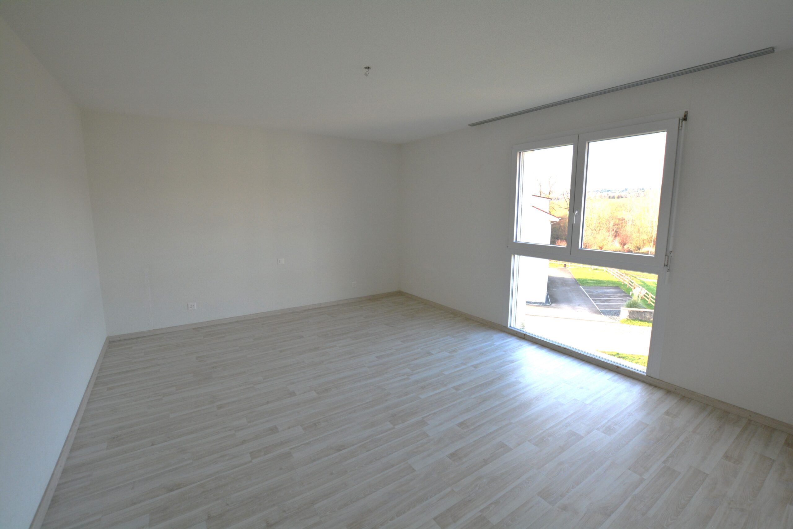 Heller leerer Raum mit großem Fenster