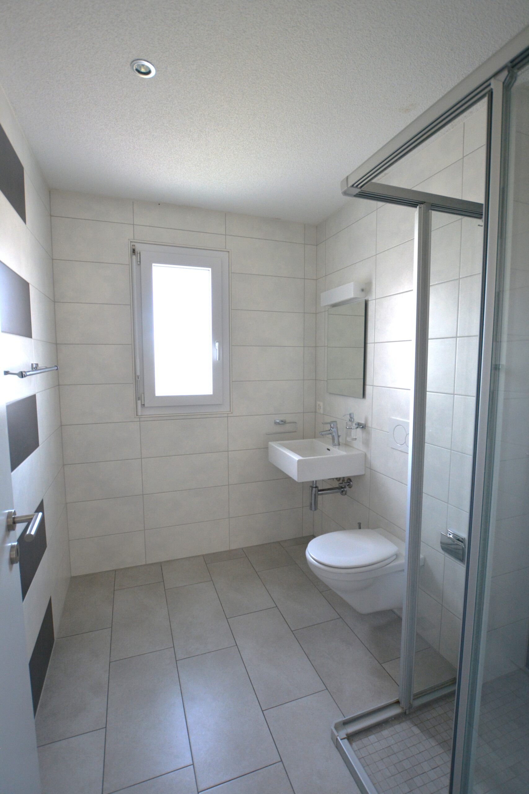 Helles, modernes Badezimmer mit Dusche und WC
