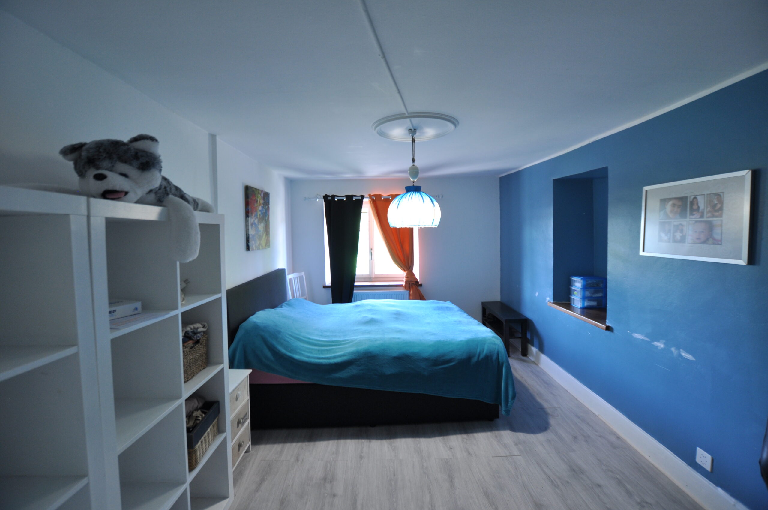 Schlafzimmer mit blauem Akzent