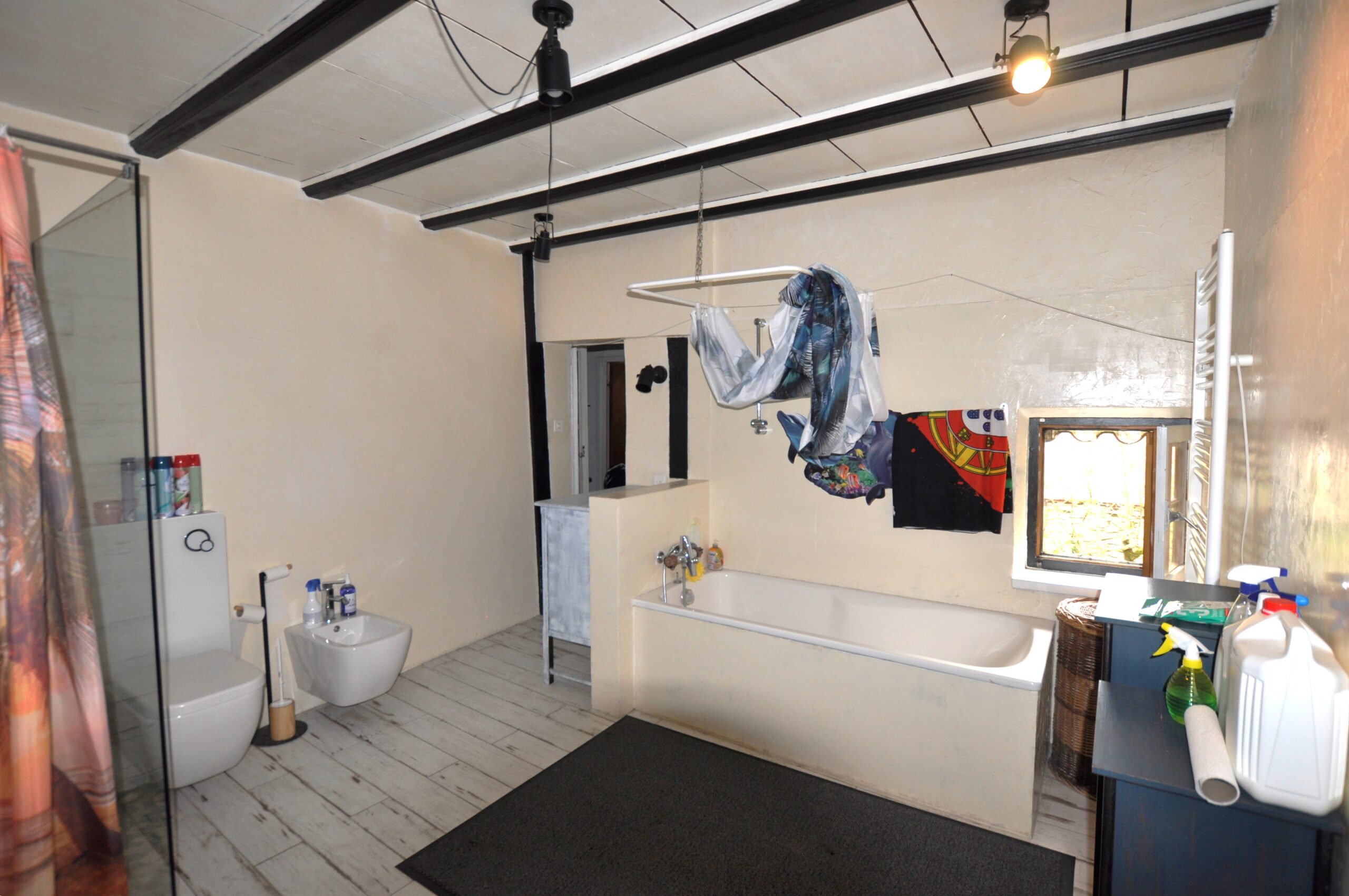 Badezimmer mit Badewanne und WC
