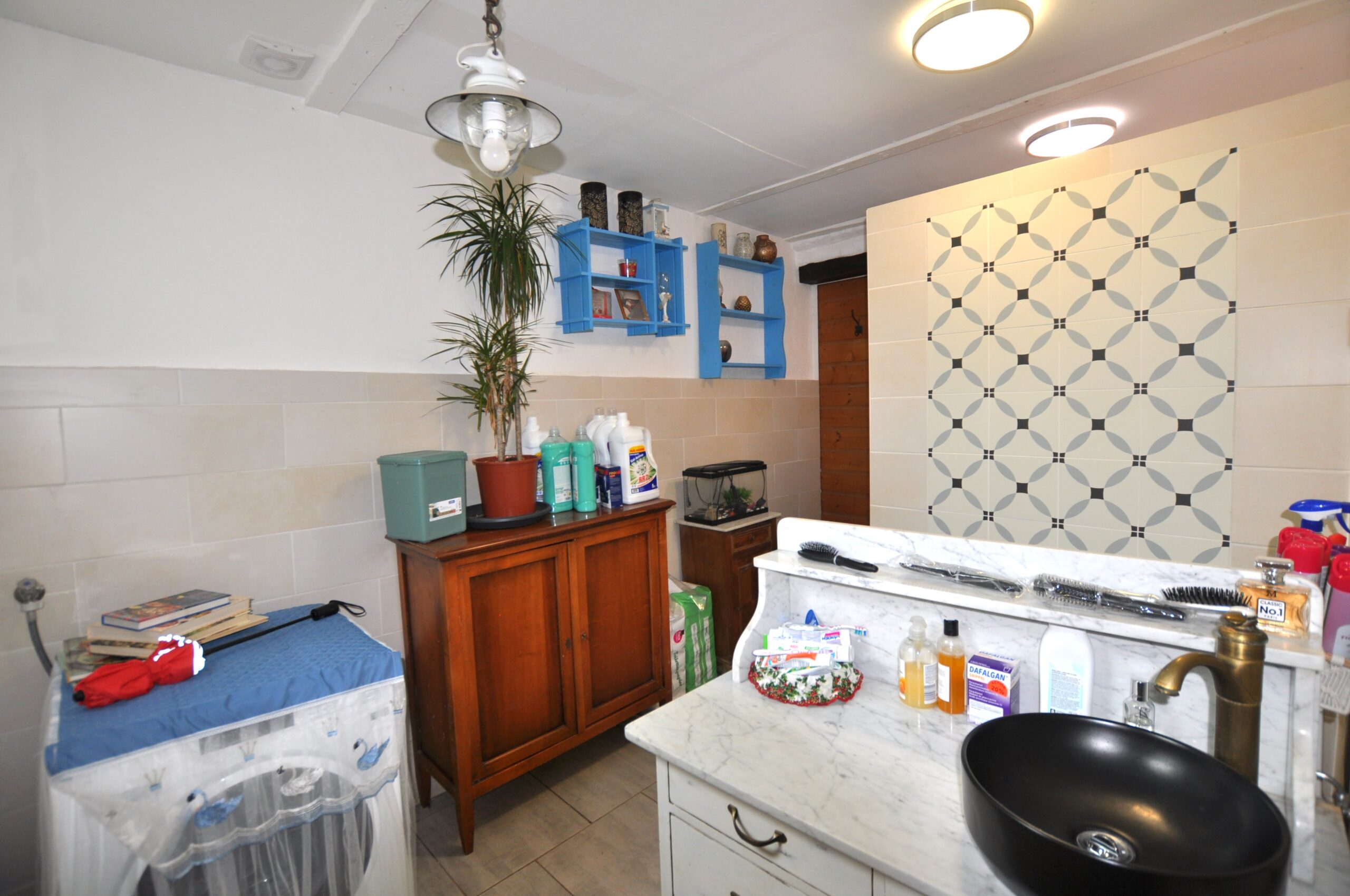 Badezimmer mit Waschtisch und Stauraum