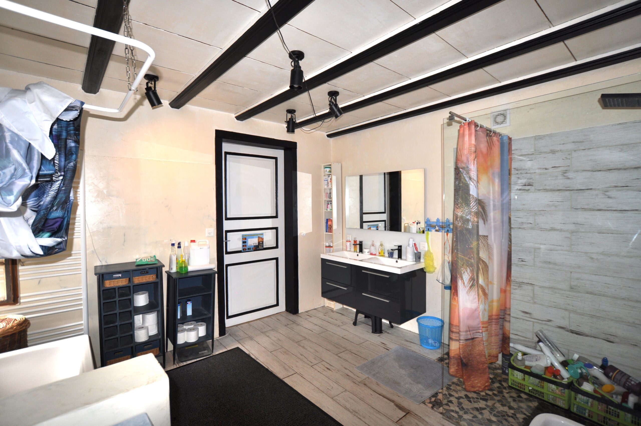 Modernes Badezimmer mit Dusche und Waschtisch