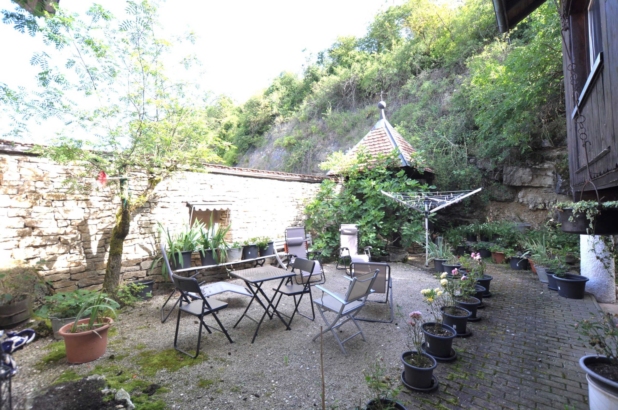 Blick auf einen begrünten Innenhof mit Sitzplatz