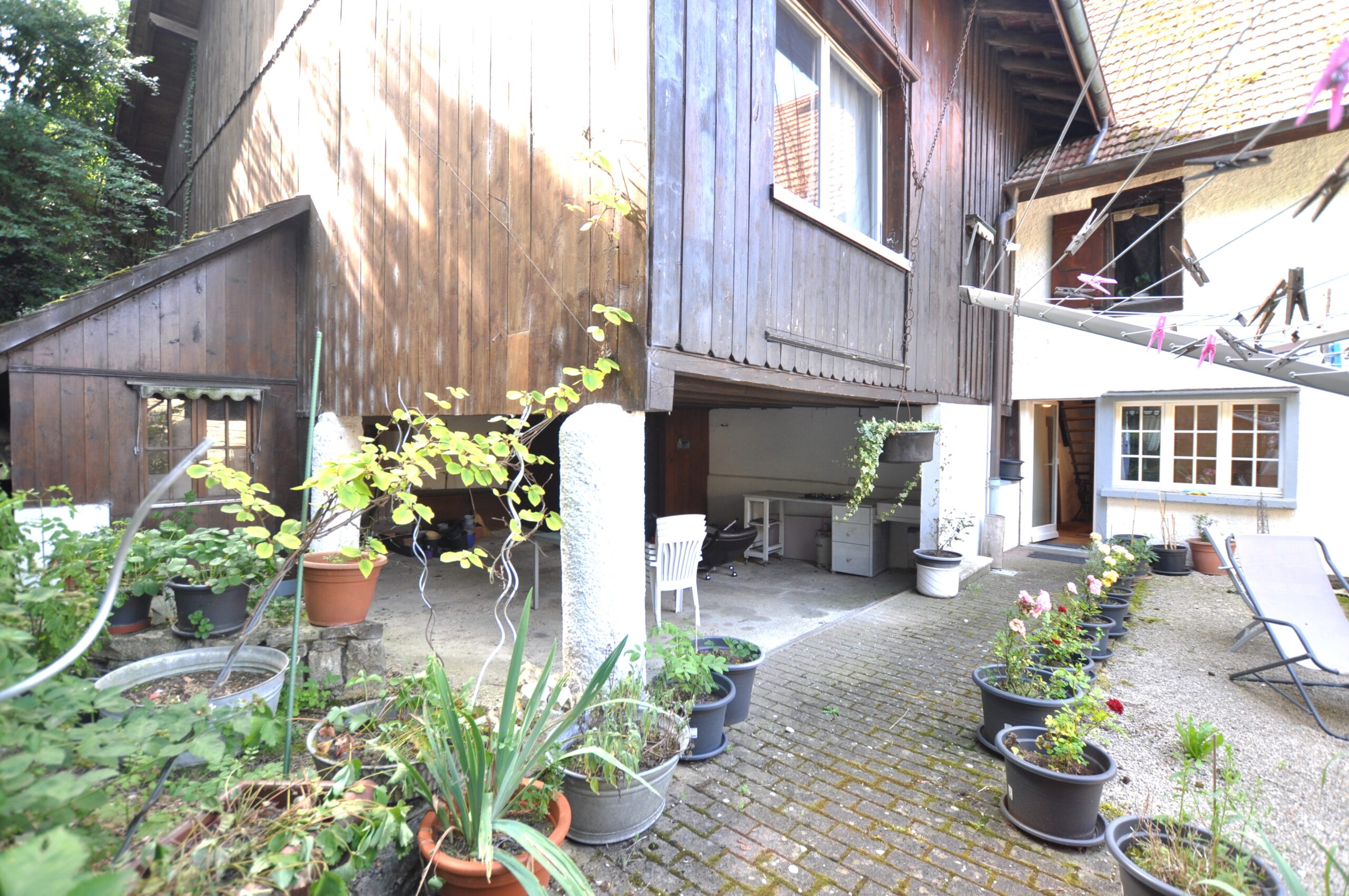 Innenhof mit Holzfassade und Gartenbereich