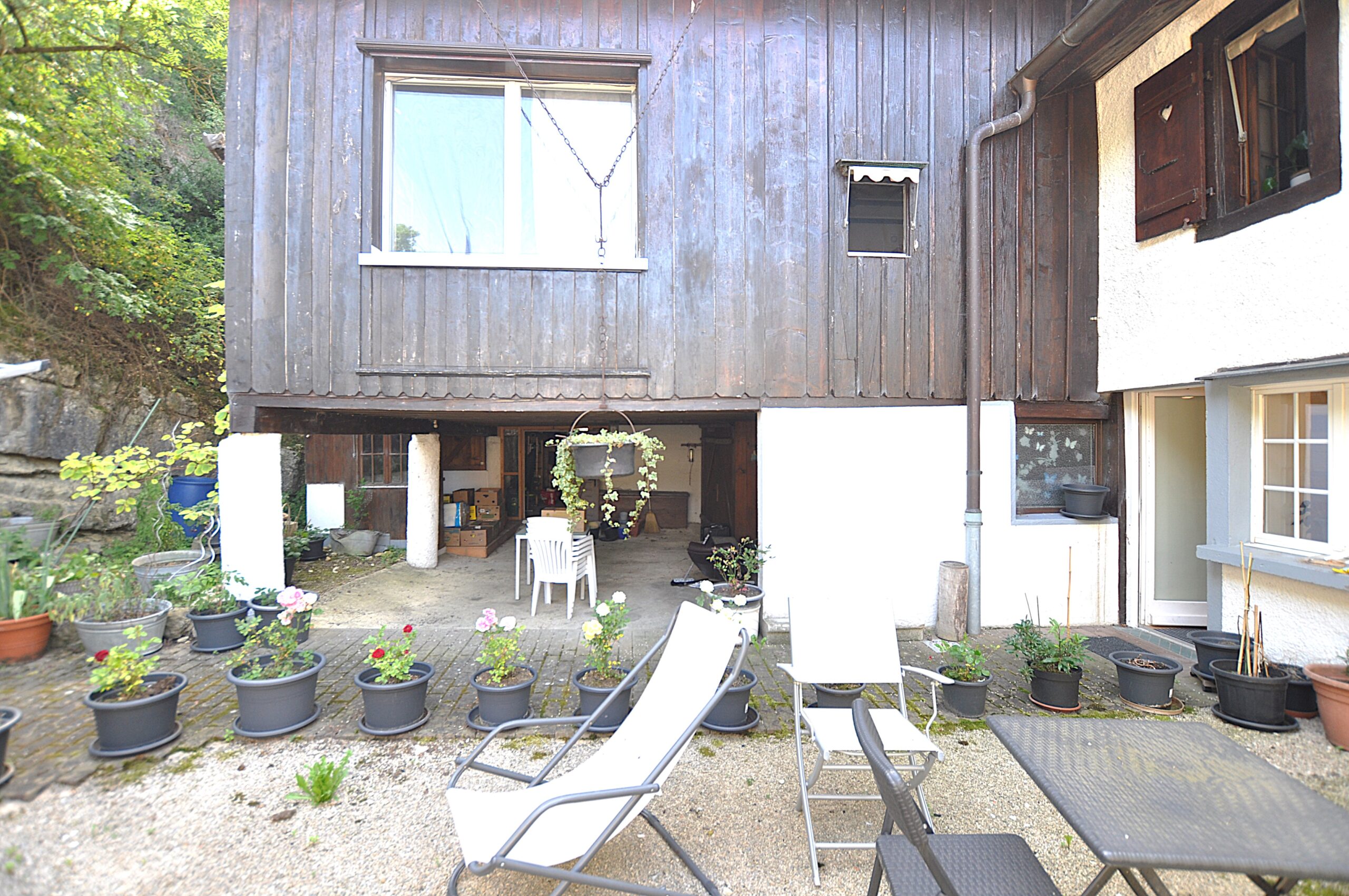 Außenansicht eines rustikalen Hauses mit Terrasse