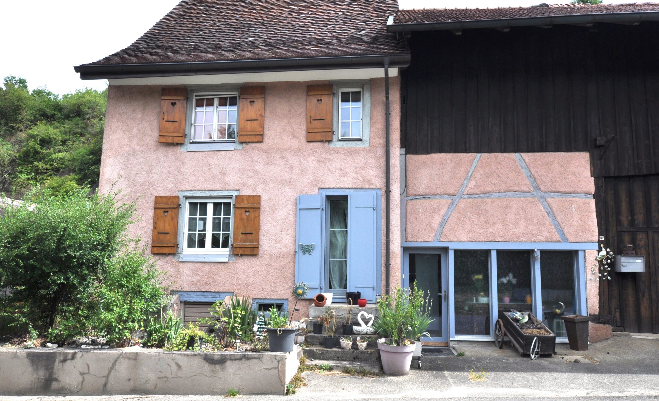 Fassade eines ländlichen Wohnhauses mit Fensterläden