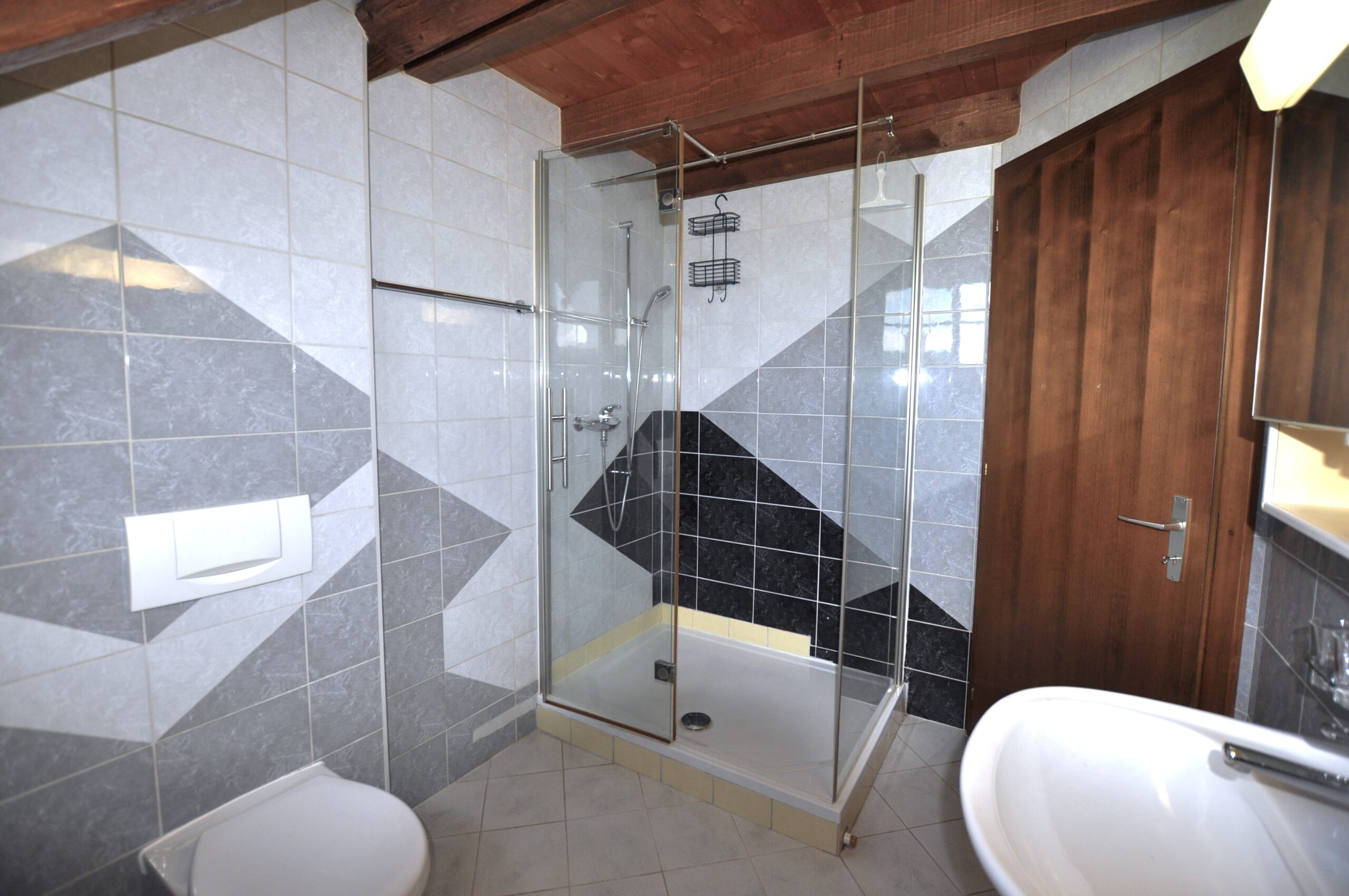 Badezimmer mit Duschkabine