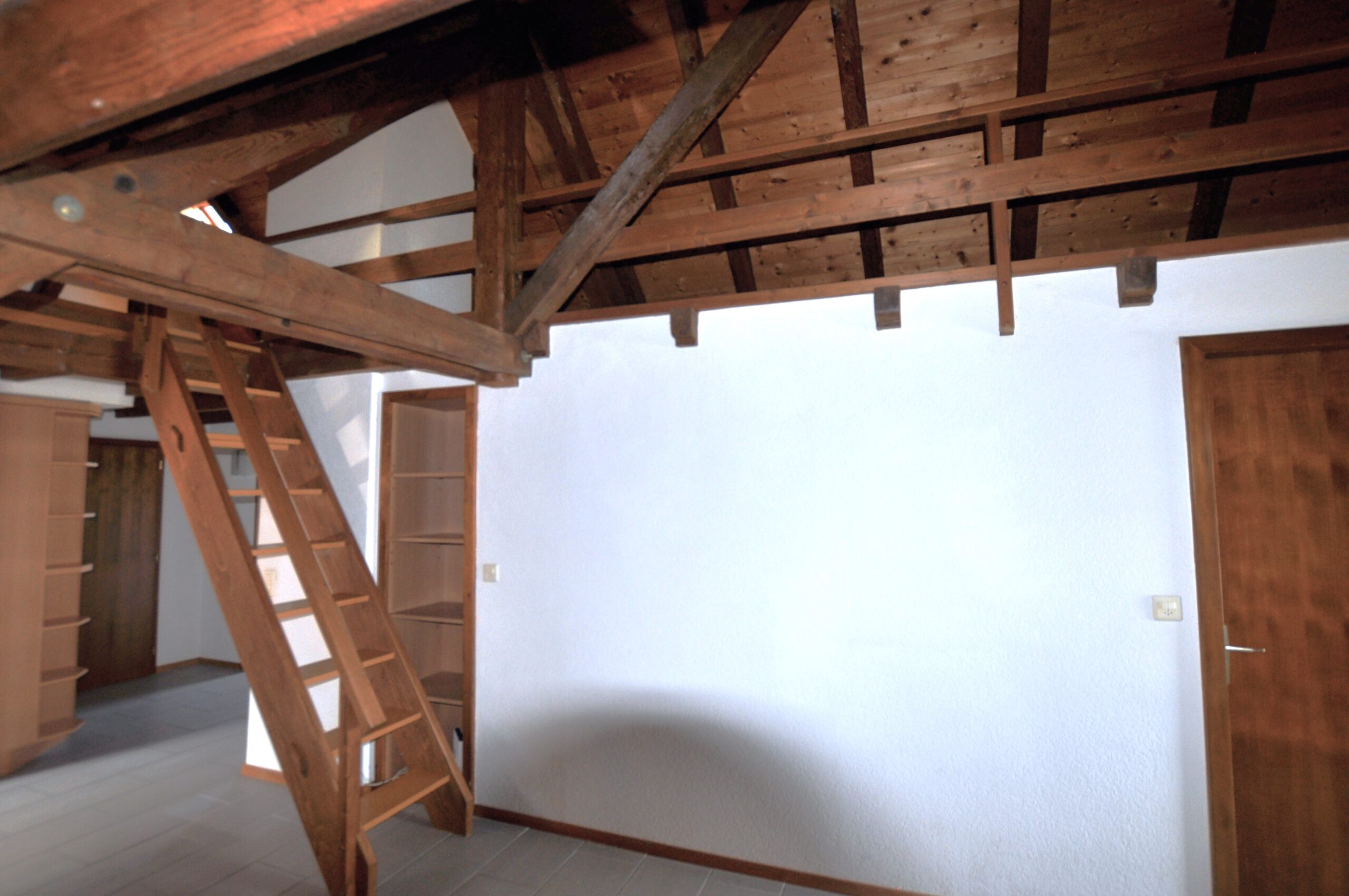 Dachgeschoss mit Holzsparren und Leiter