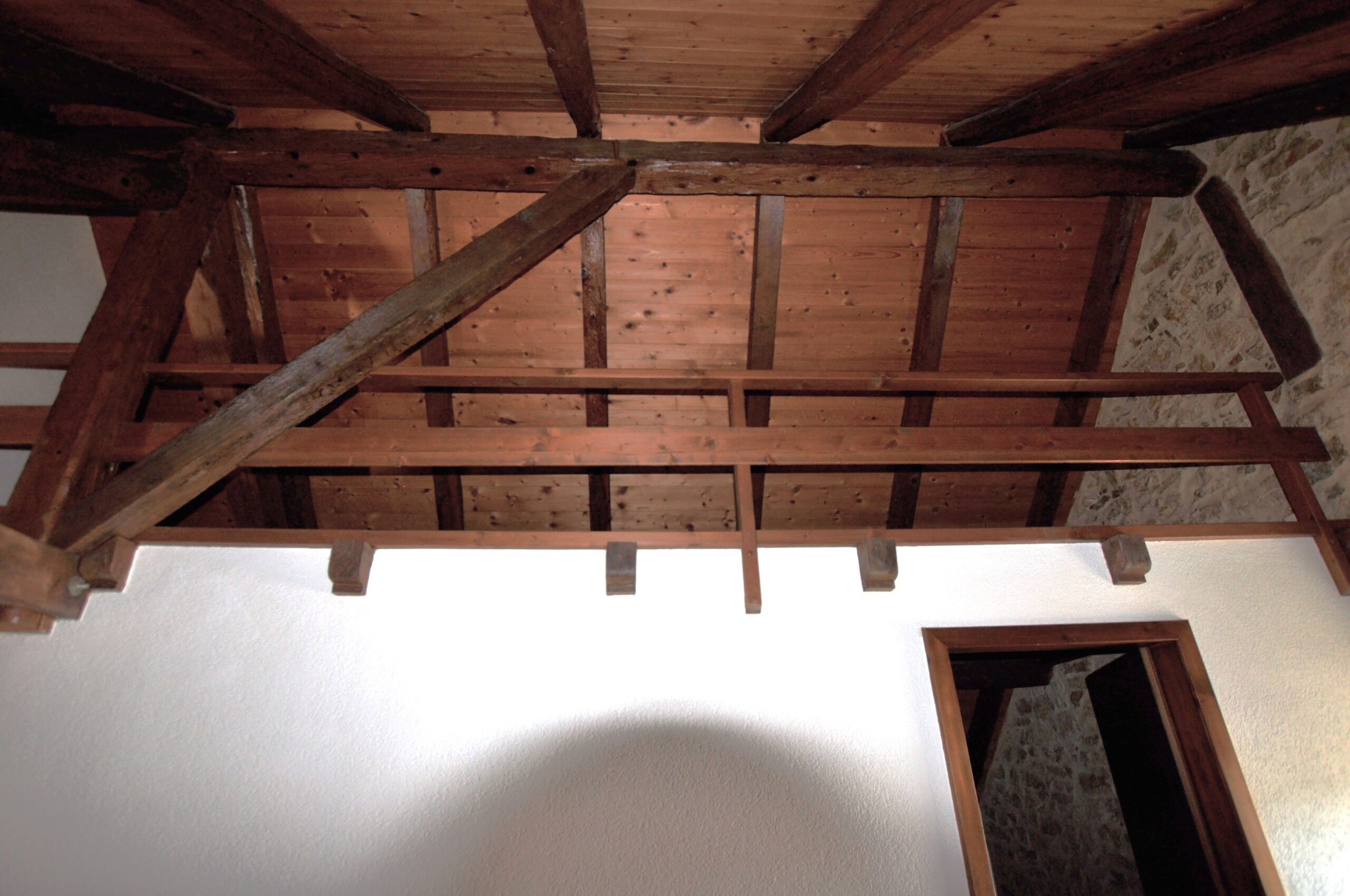 Rustikale Decke mit Holzbalken