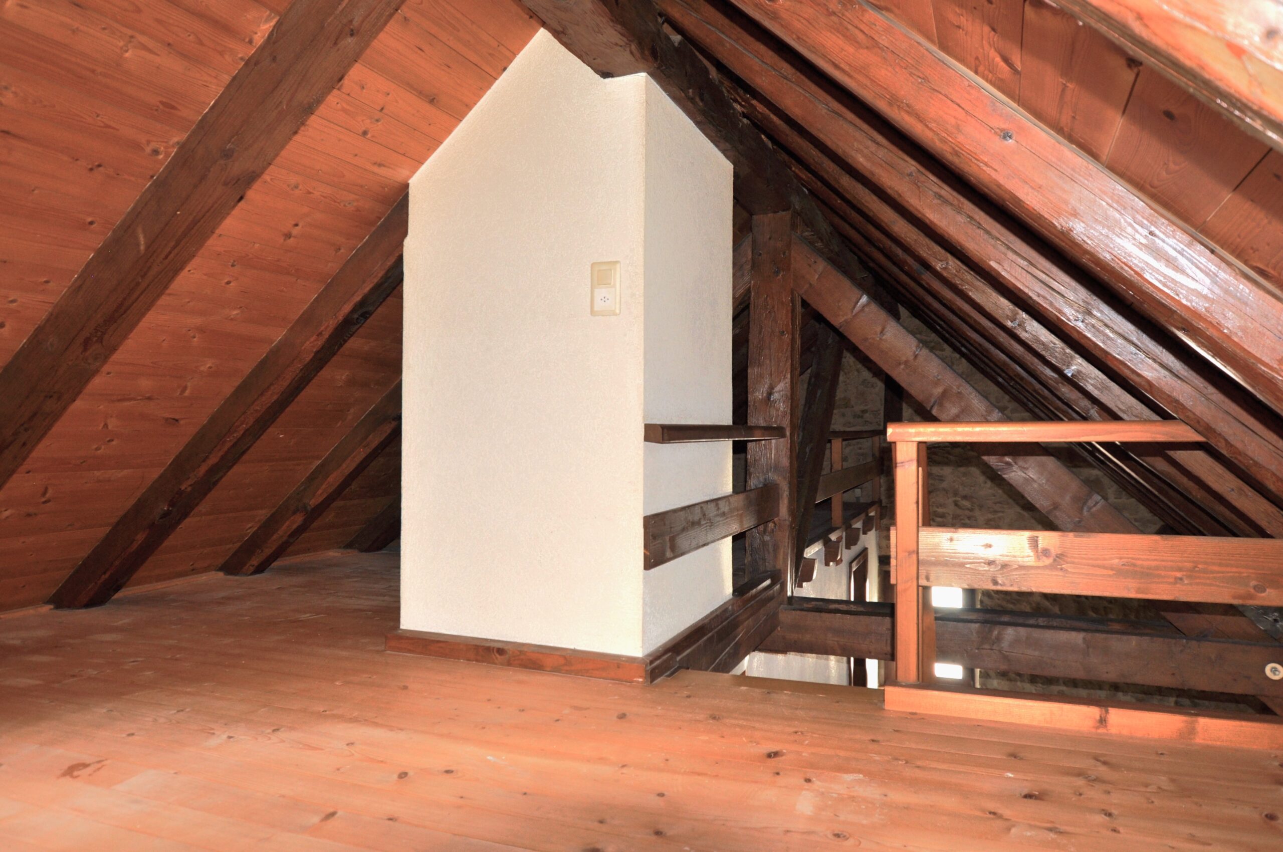 Dachboden mit sichtbaren Holzbalken