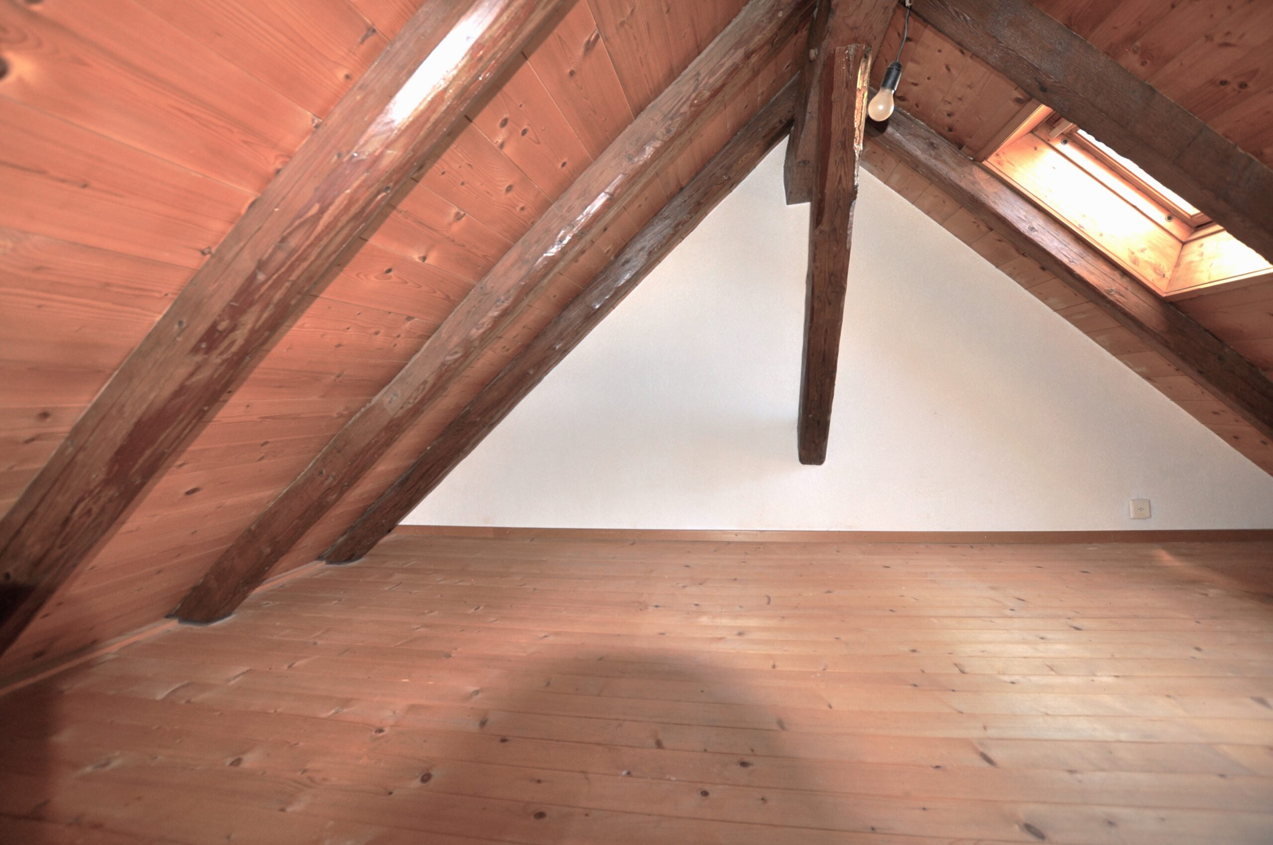 Dachboden mit sichtbaren Holzbalken