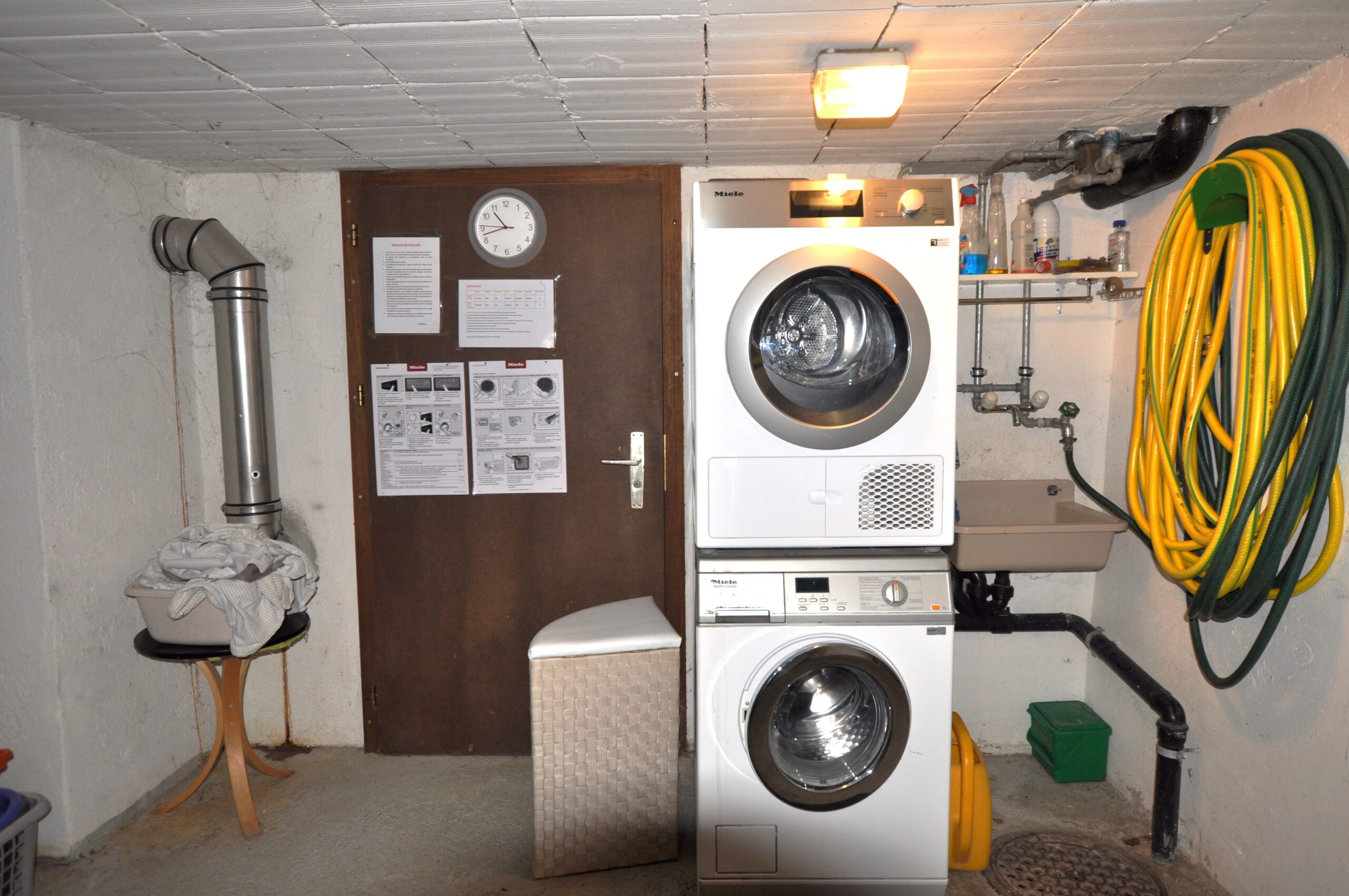 Hauswirtschafts- und Technikraum mit Waschmaschine und Trockner