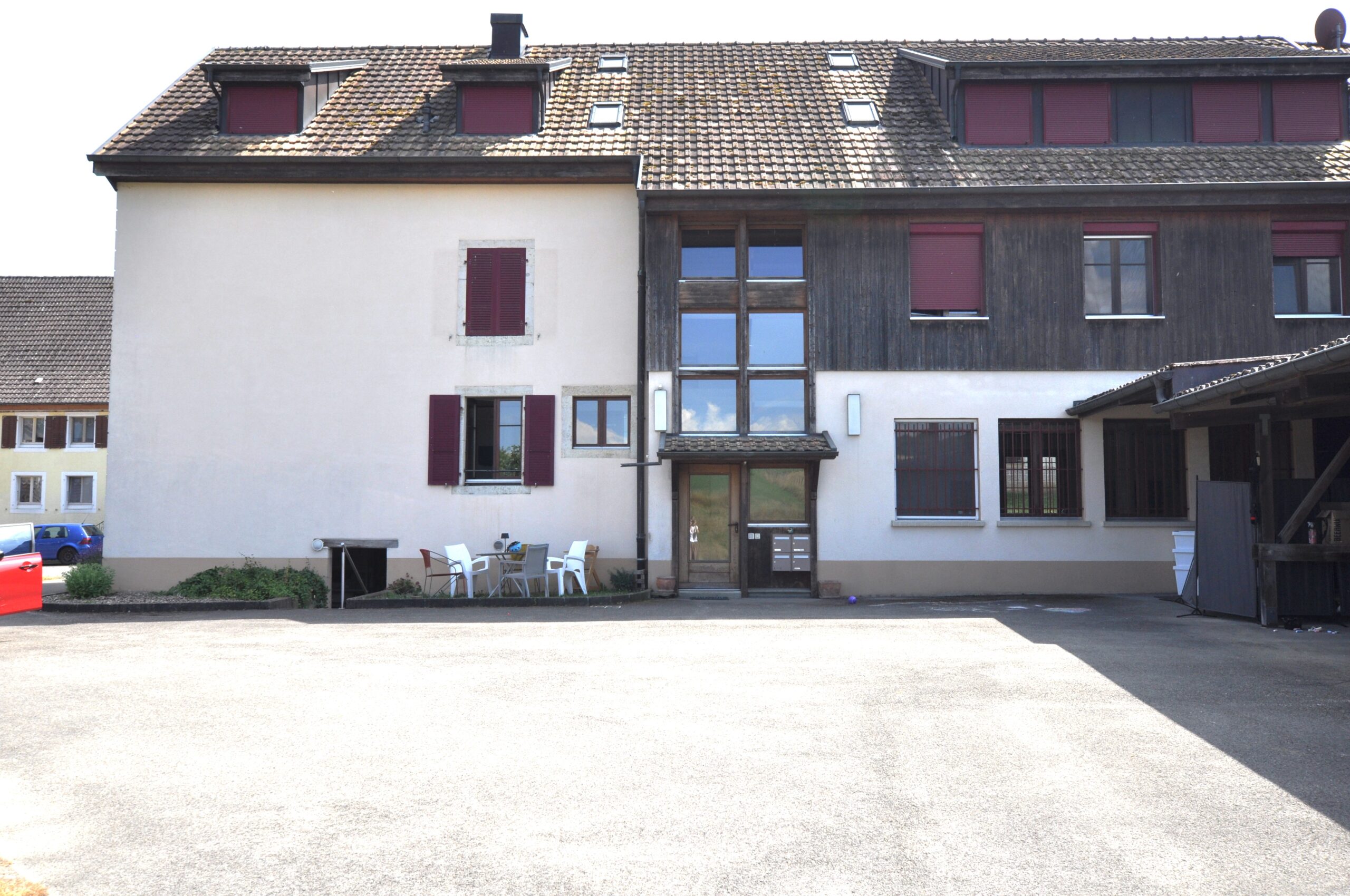 Außenansicht eines Wohngebäudes mit Innenhof