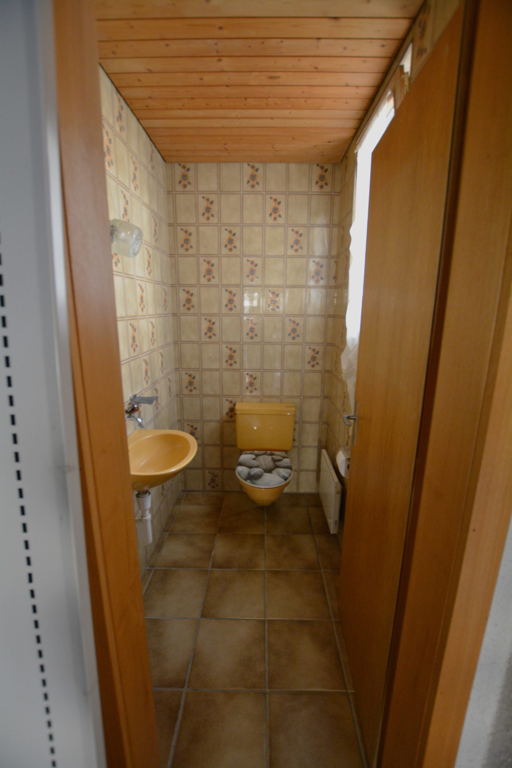 Kleines Gäste-WC mit Retro-Fliesen