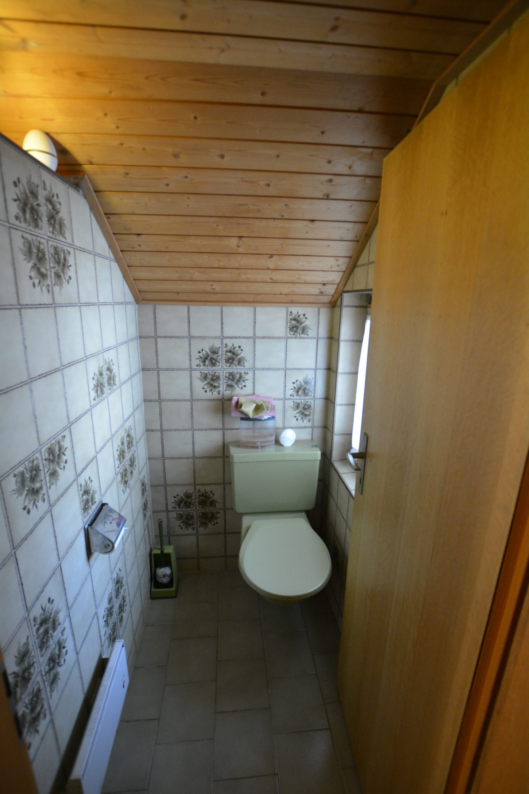 Kleines Gäste-WC mit Dachschräge